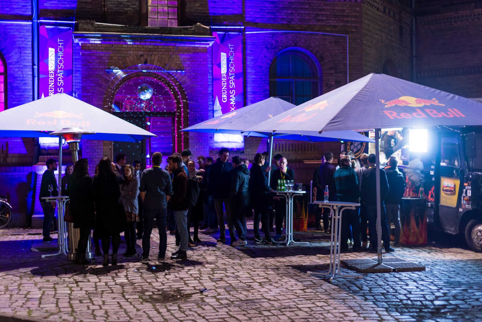 Kreative Weihnachtsfeier Berlin – winterlicher Empfangsbereich am Haupteingang der Heeresbäckerei