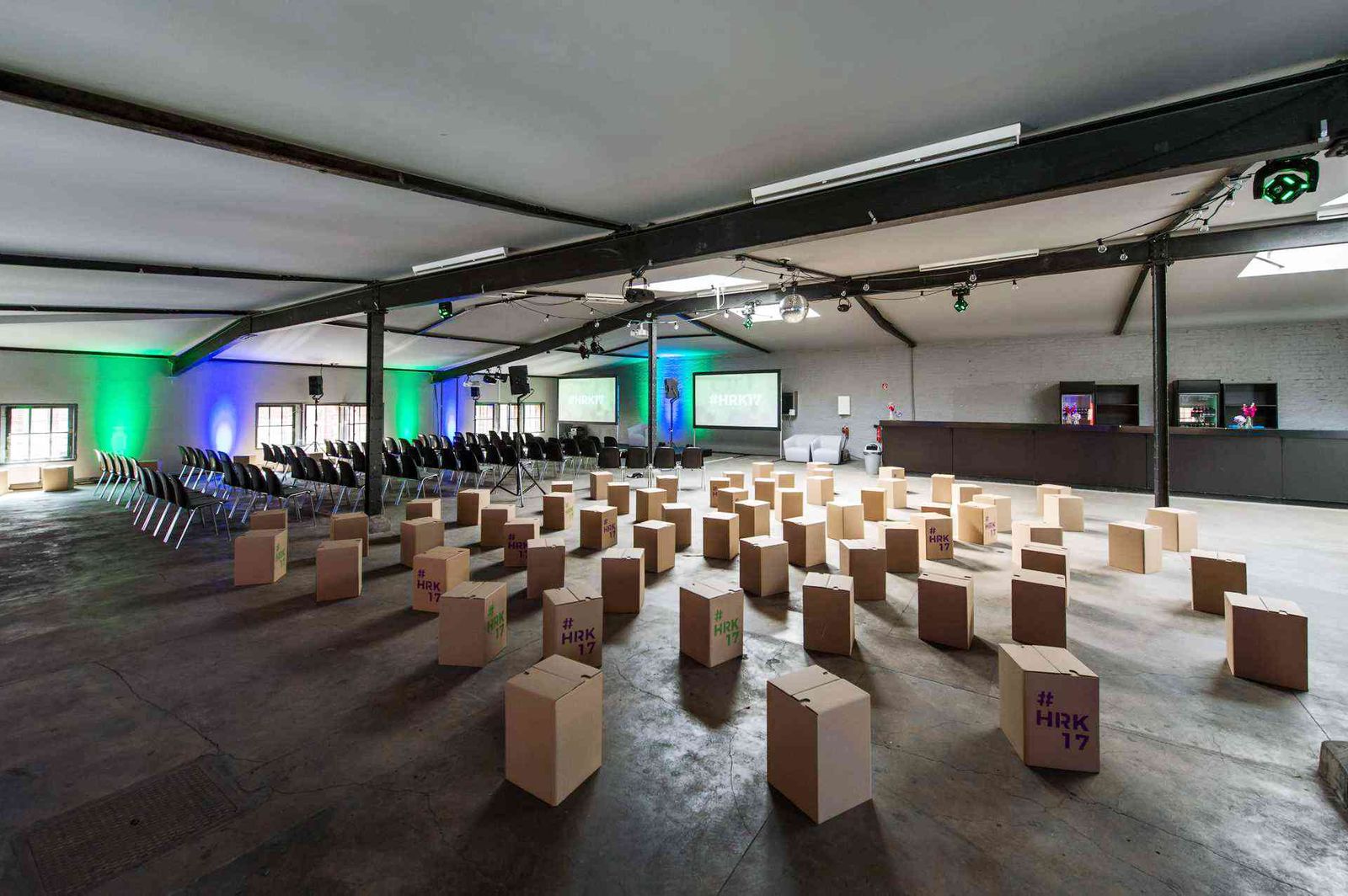 Helmchen Evemt + Location Heureka Konferenz Setting Raum mit Sitzmöglichkeiten