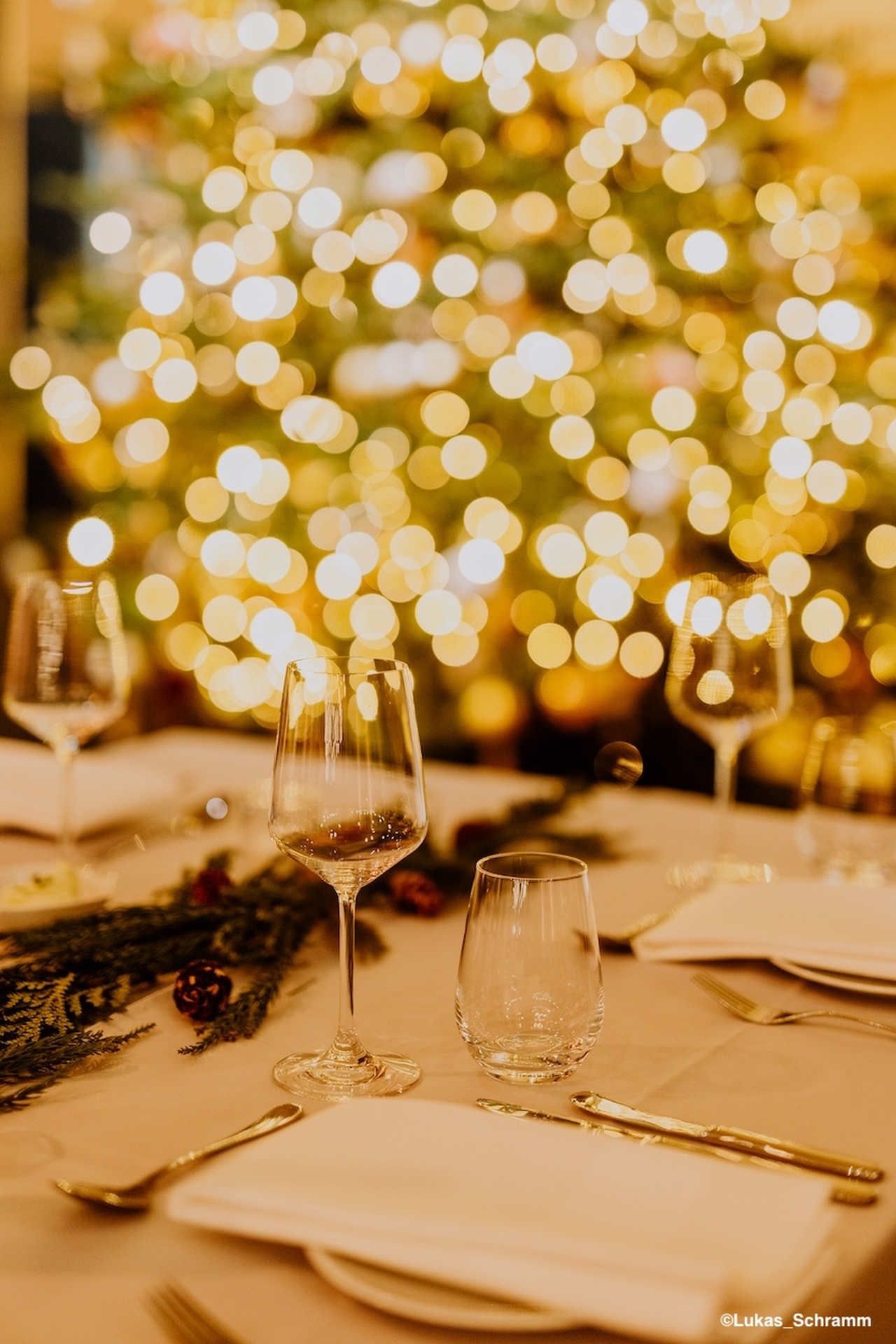 Festsaal mit Dinnertischen und Weihnachtsdekoration in der Heeresbäckerei