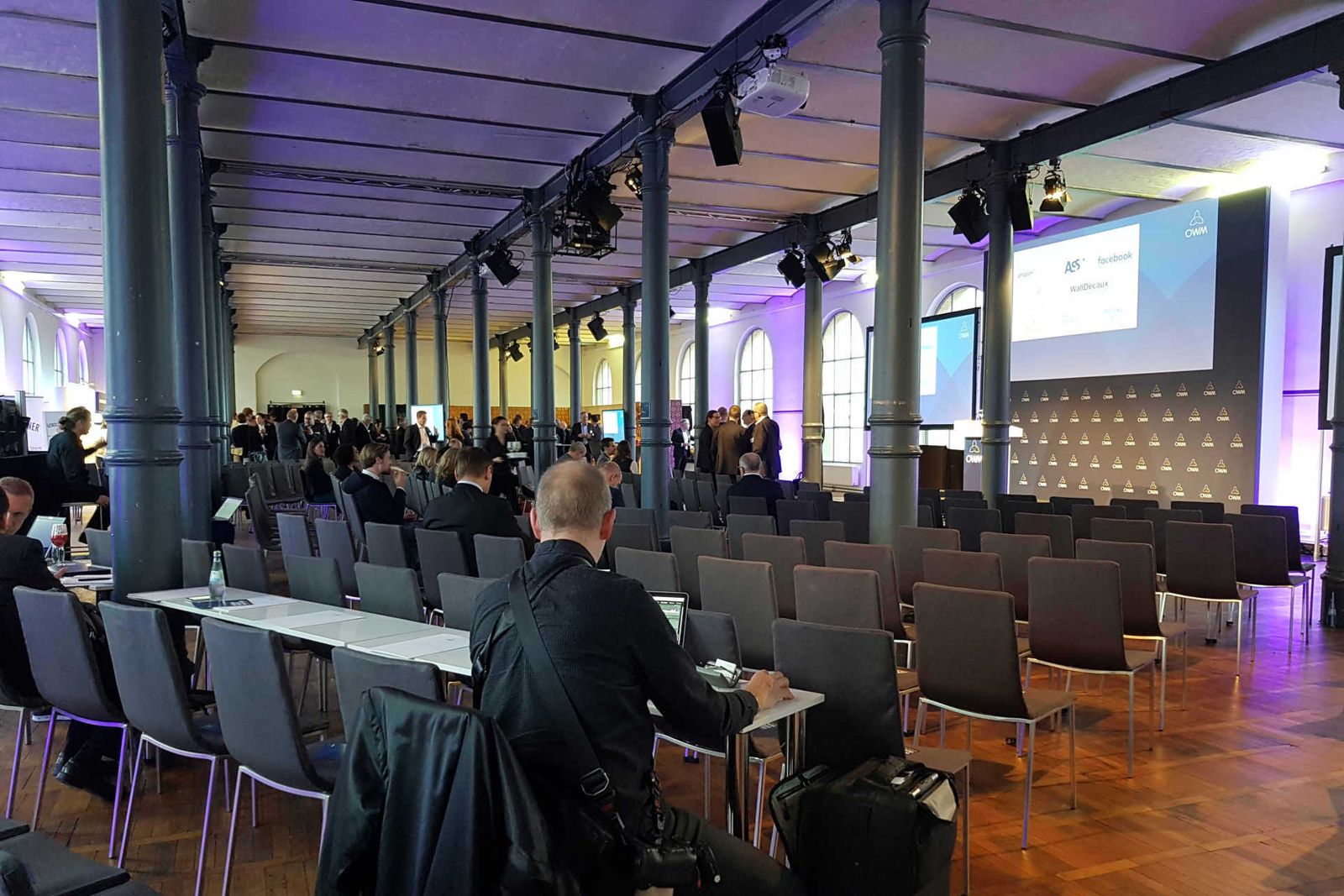 Großer Saal mit Konferenzbestuhlung vor einer Bühne