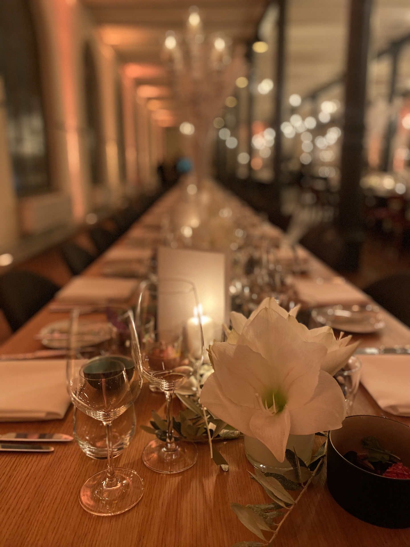 Weihnachtsfeier Location Berlin – Kerzen- und Blumendekoration auf festlich gedeckter Tafel in der Heeresbäckerei