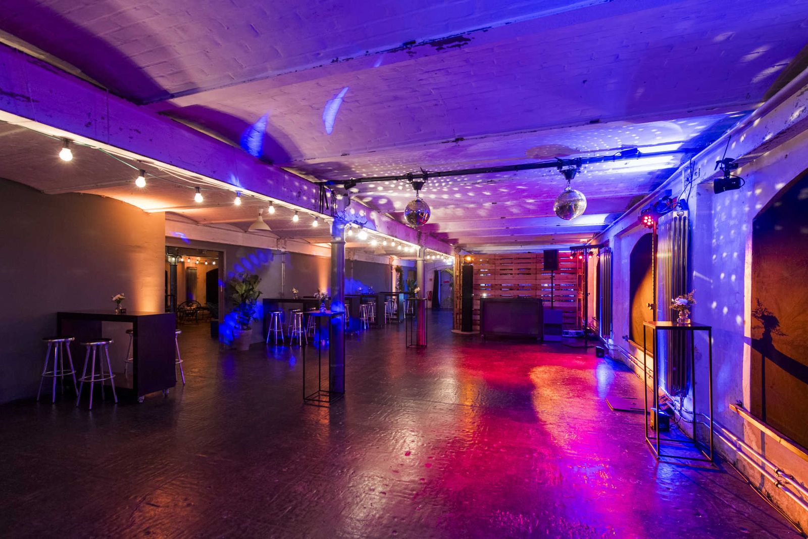 Partylocation mit Discobeleuchtung und Discokugeln.