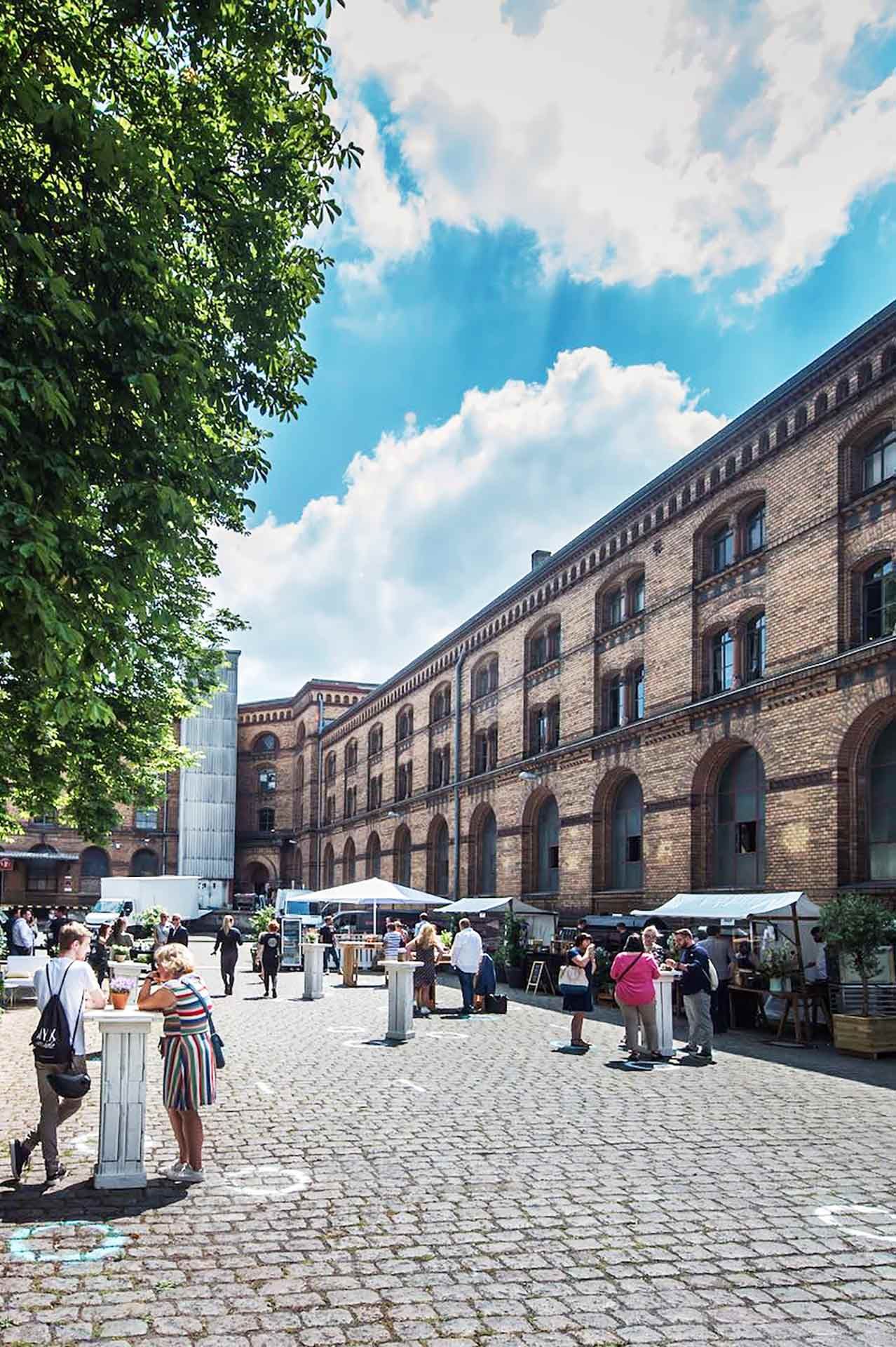Firmenfeier Location Berlin: Courtyard Außenbereich mit Foodtrucks und Lounge