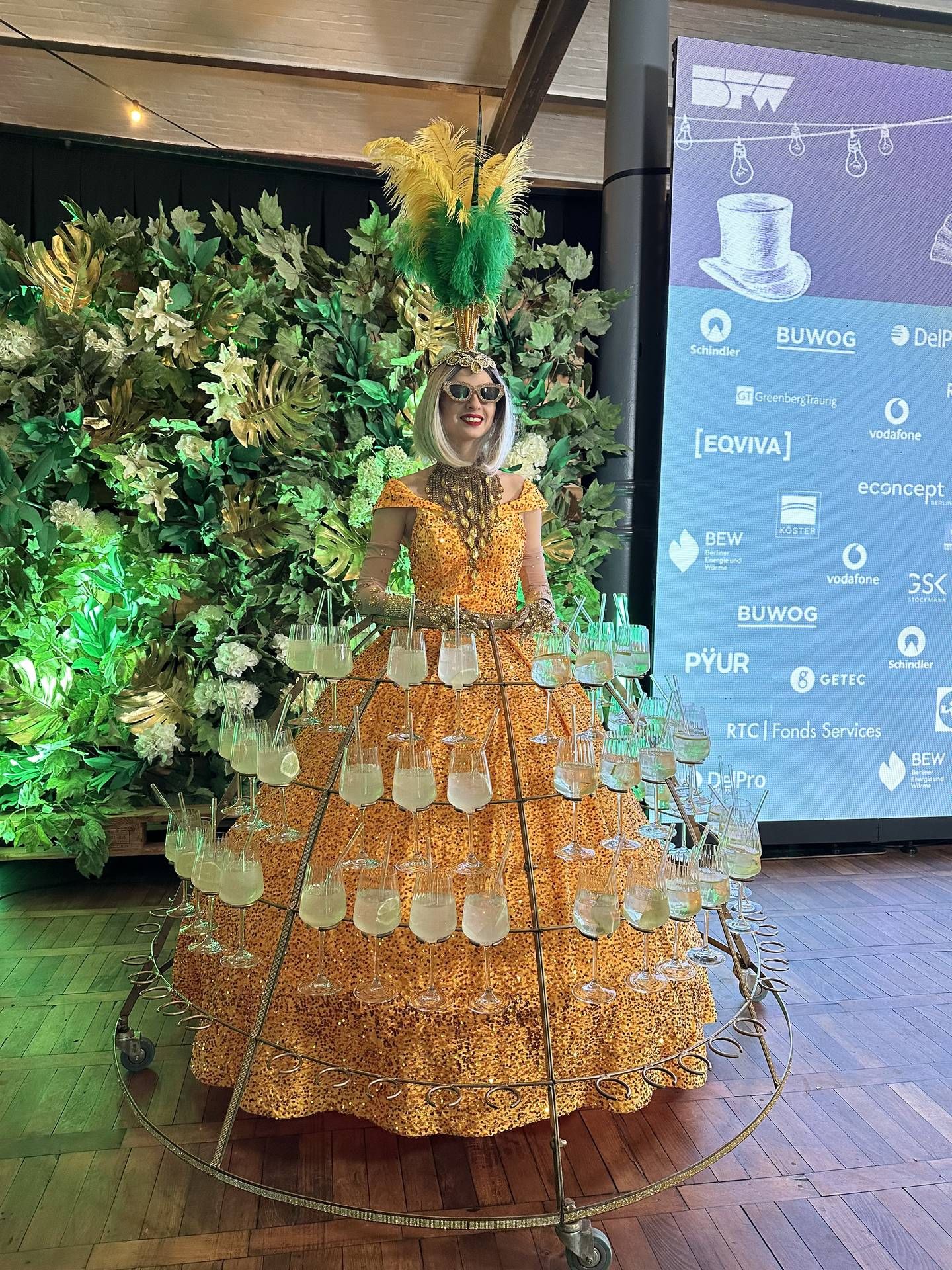 Firmenfeier Location Berlin: Bauchladen-Entertainment im Champagner-Kleid