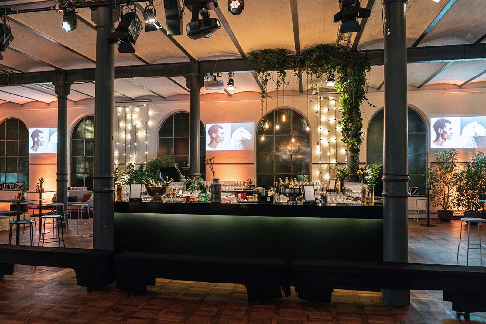Eventmarketing Agentur Berlin – beleuchtete Bar mit Lichterketten und Pflanzen für Get-together im Magazin in der Heeresbäckerei
