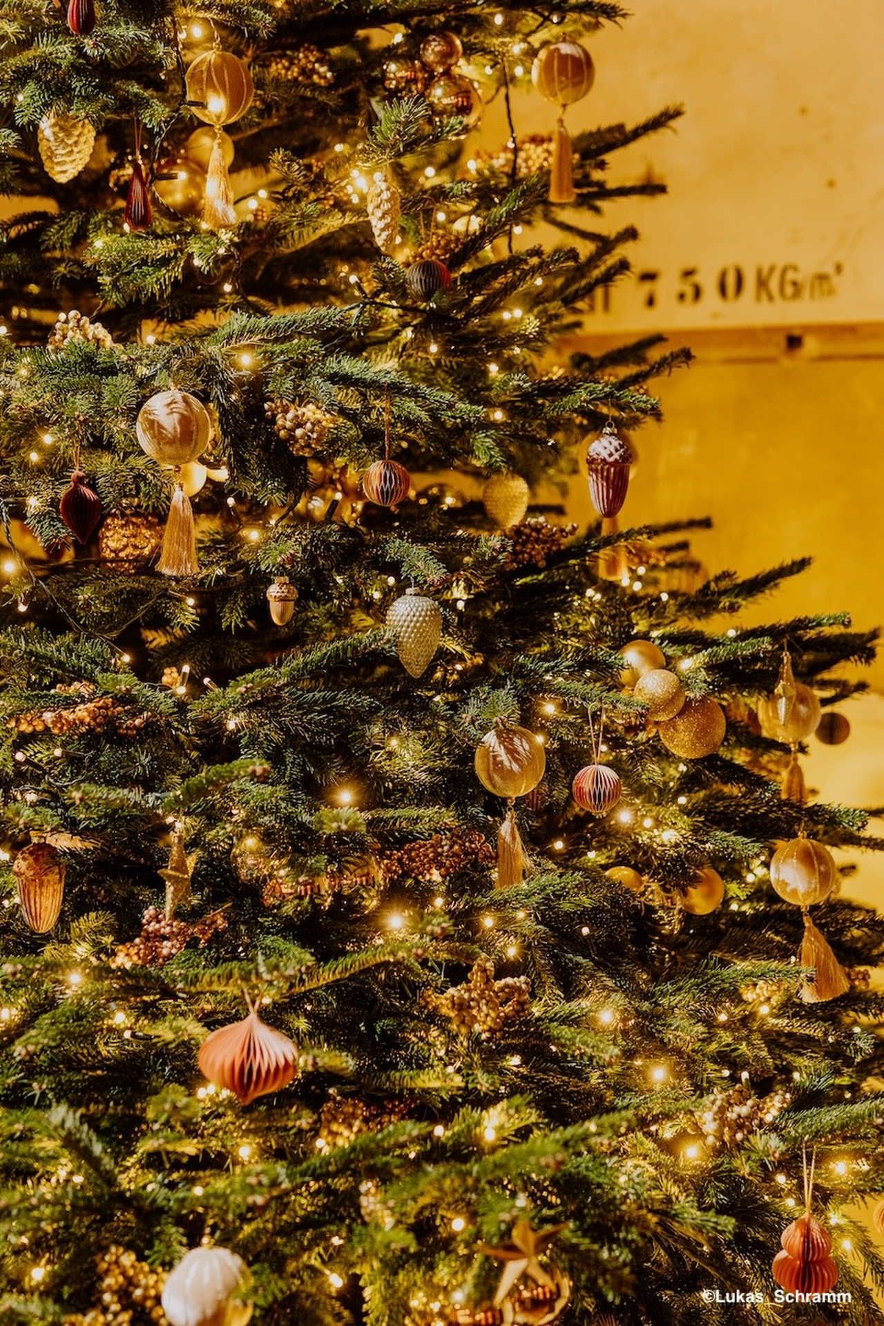Weihnachtsfeier Location Berlin – goldener Christbaumschmuck am beleuchteten Weihnachtsbaum in der Heeresbäckerei