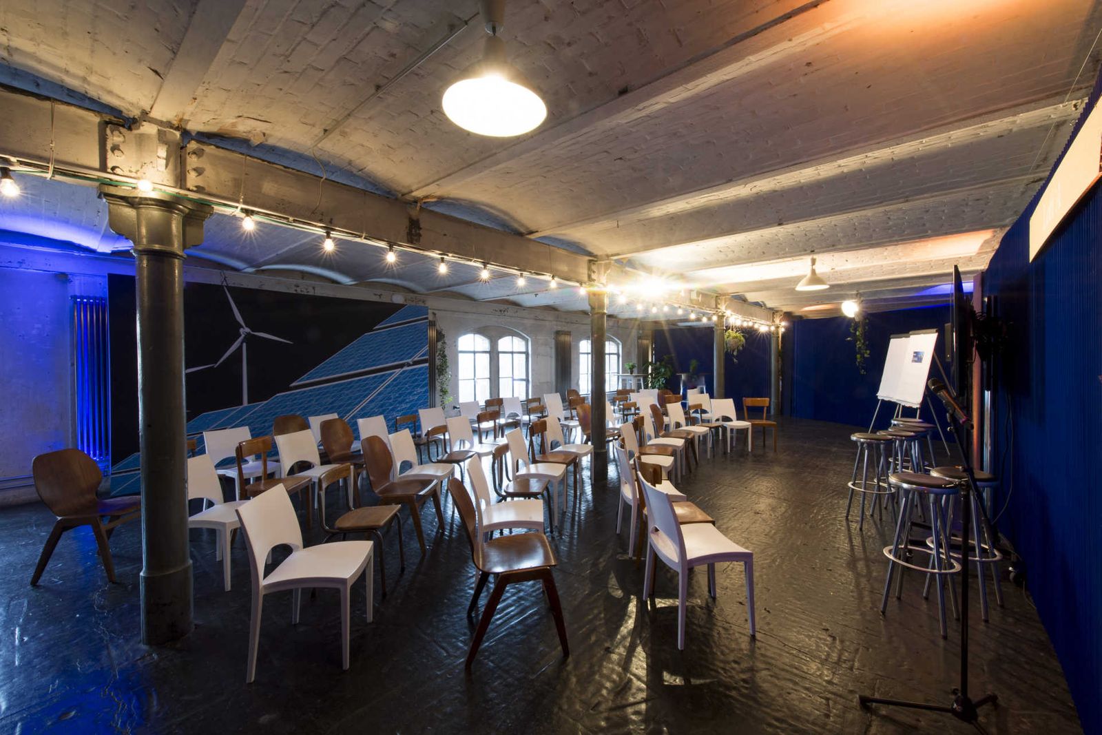 Industrielles Loft mit Workshop Bestuhlung und Präsentations Equipment.