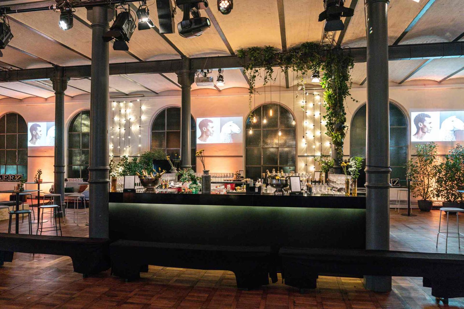 MAERZ München KG Event - Stilvolle Bar mit Projektionen im Hintergrund