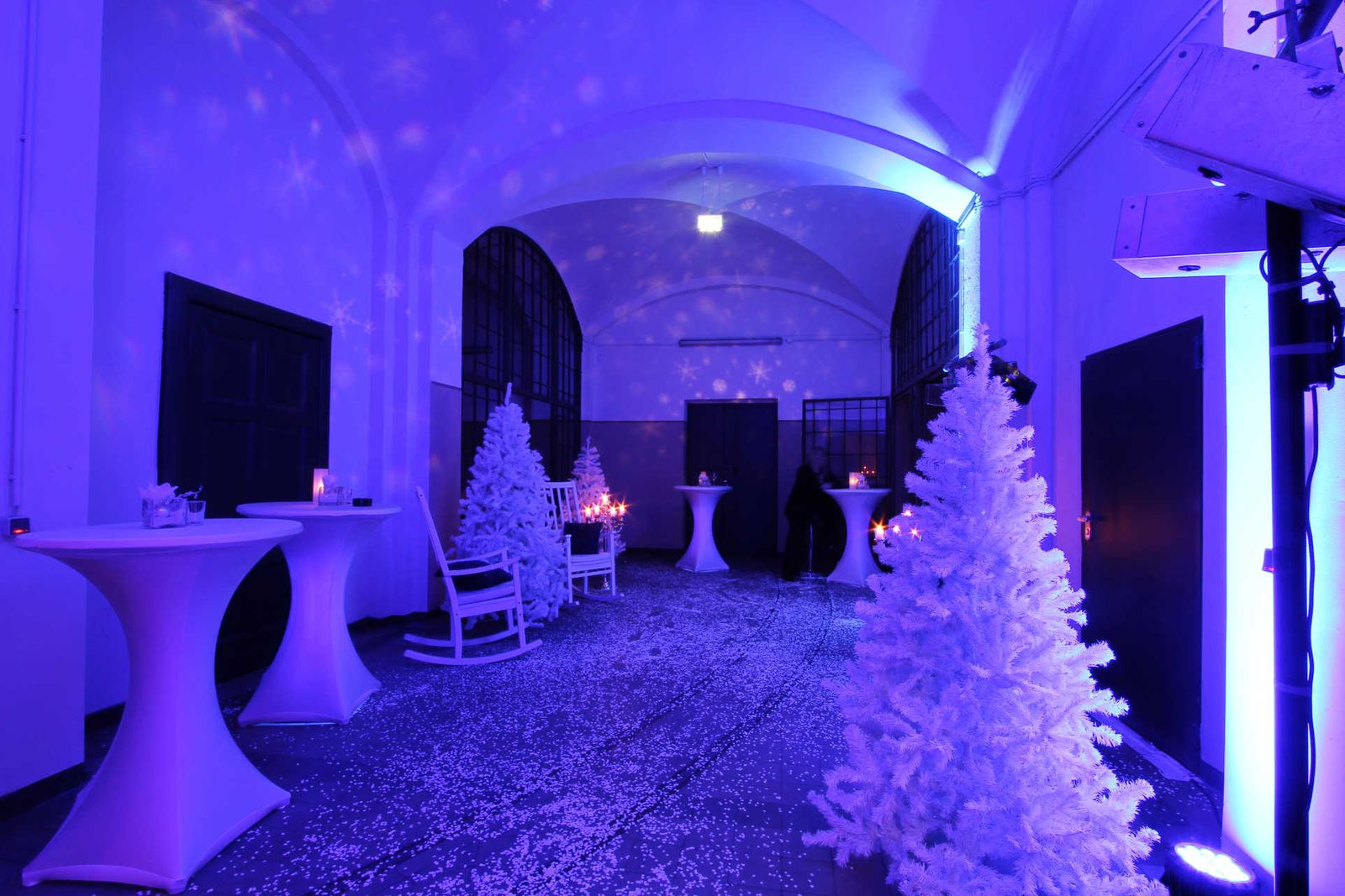 Eventagentur Weihnachtsfeier Berlin – festlich dekoriertes Vestibül mit blauem Licht und Weihnachtsdekoration in der Heeresbäckerei