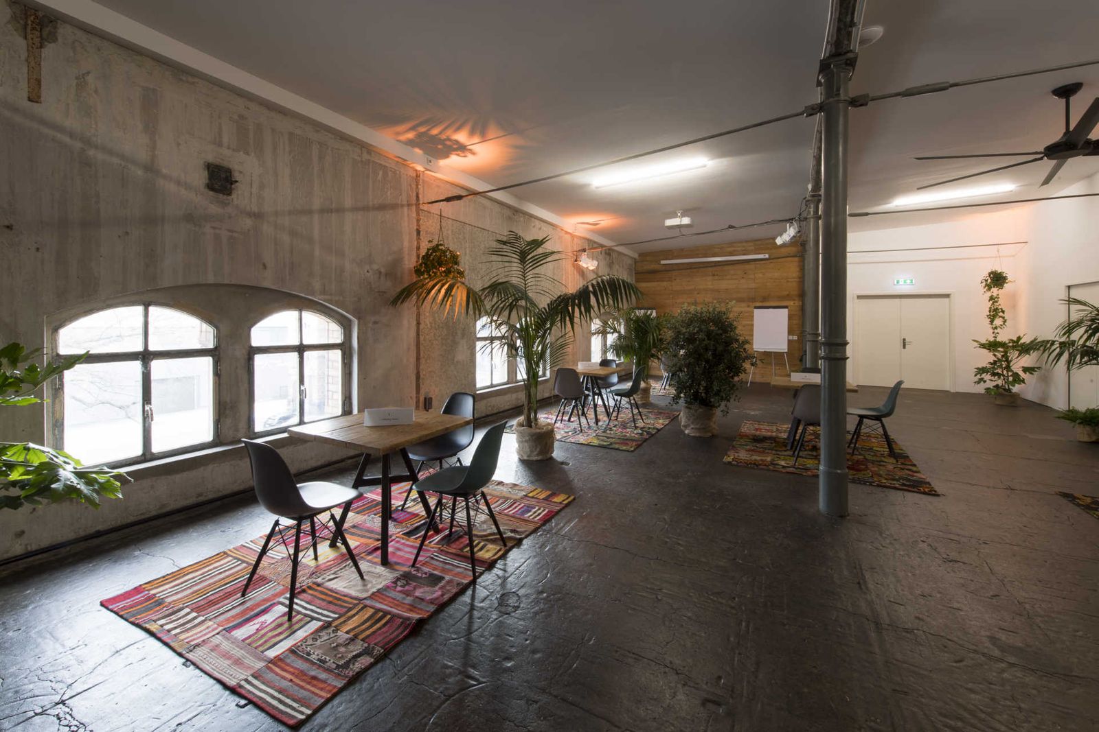 Industrielle Loftetage mit Sitzgruppen und Fenstern