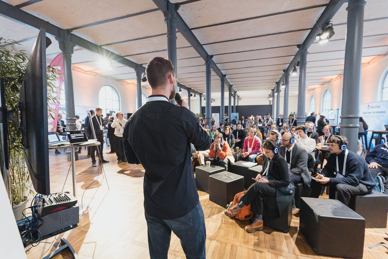 Aufnahme: kreativmedia, Creator-Stage-Setup — Tagung im Magazin in der Heeresbäckerei, Berlin