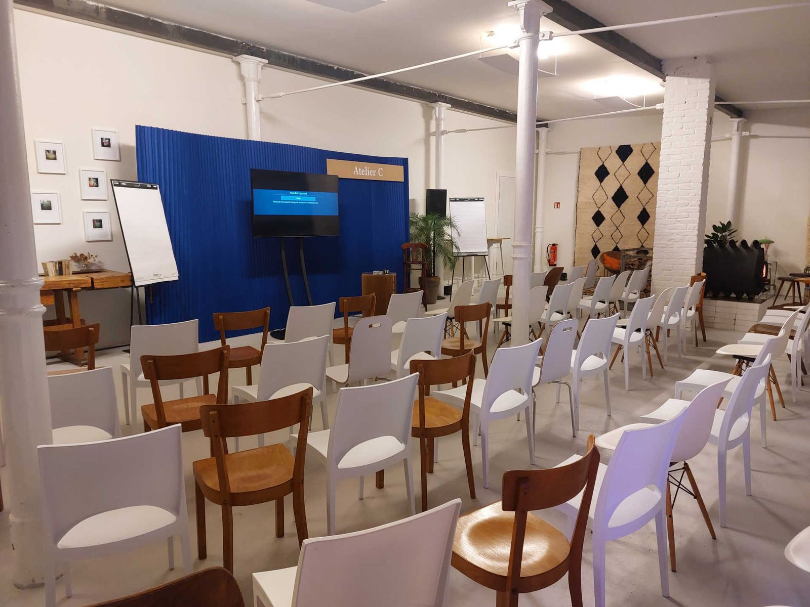 Konferenzbestuhlung mit Präsentationstechnik.