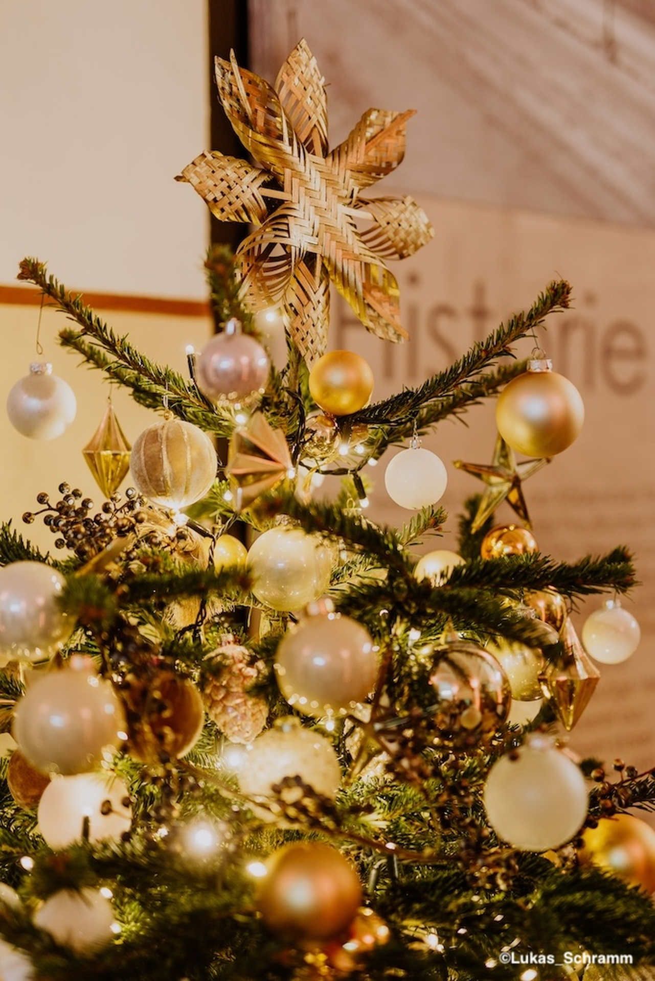 Weihnachtsfeier Location Berlin – festlich geschmückter Weihnachtsbaum im historischen Eingangsbereich der Heeresbäckerei