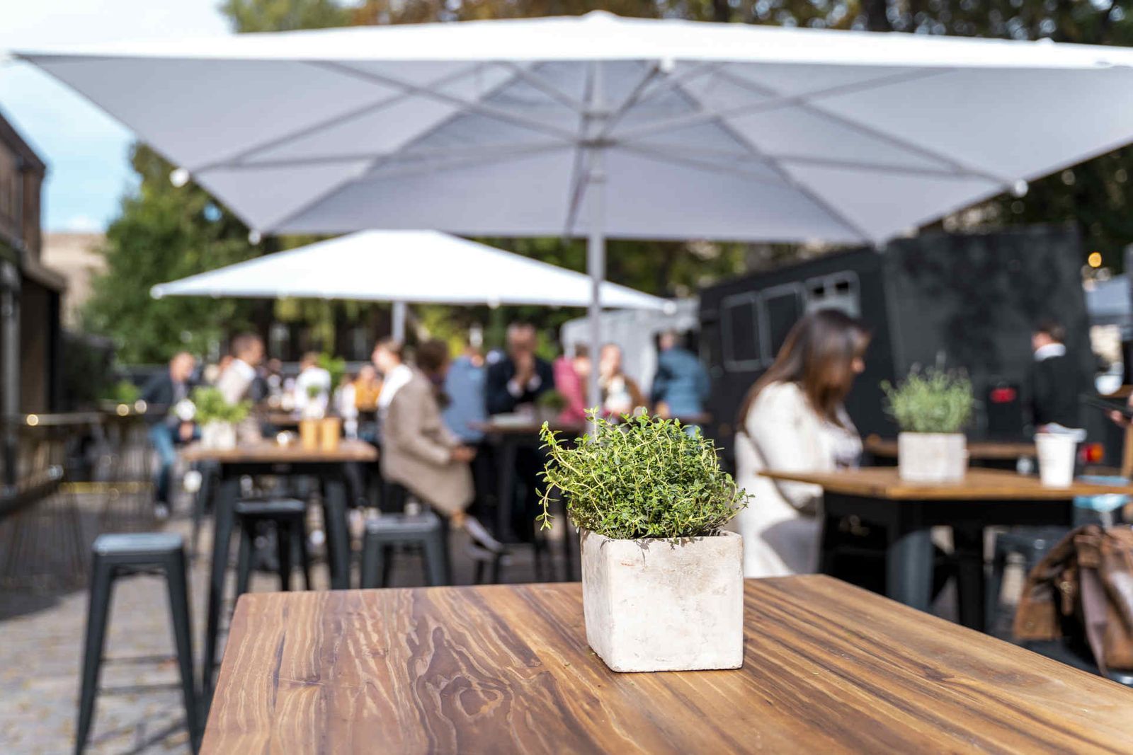 Event Außenbereich Station mit Loungebereich mit weißen Sitzmöbeln und rosa Elementen