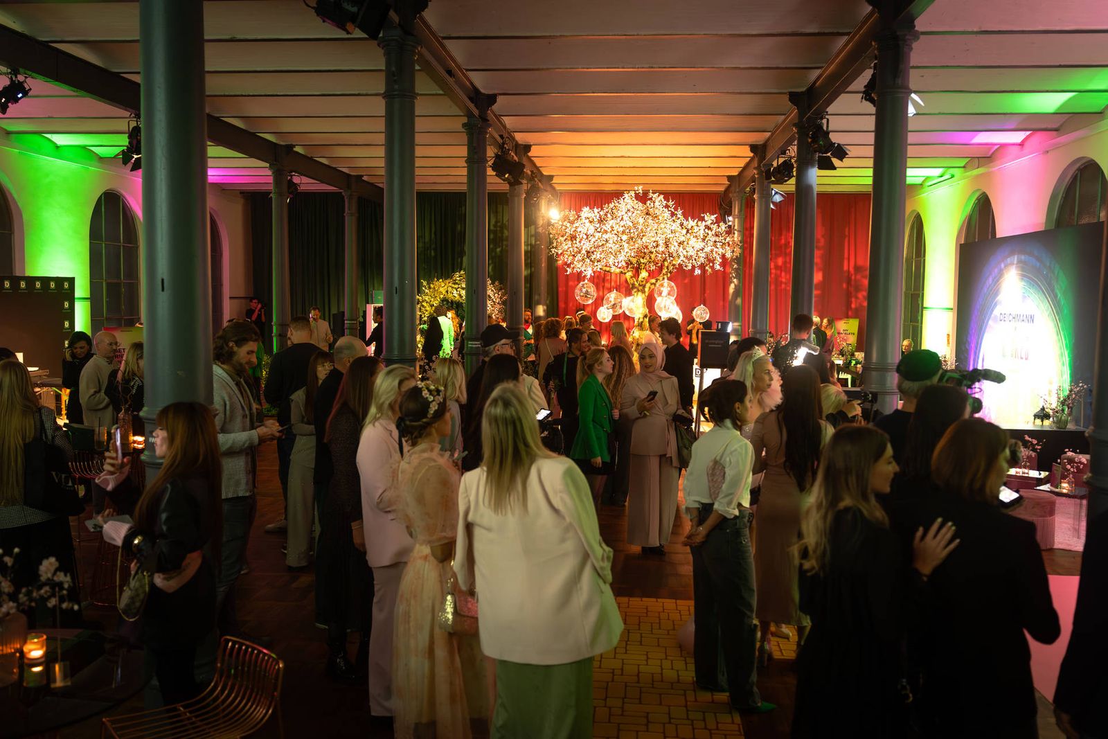 Gäste feiern unter Kirschblütenbaum, Eventlocation Berlin, Fotograf Silvio Pelegrin
