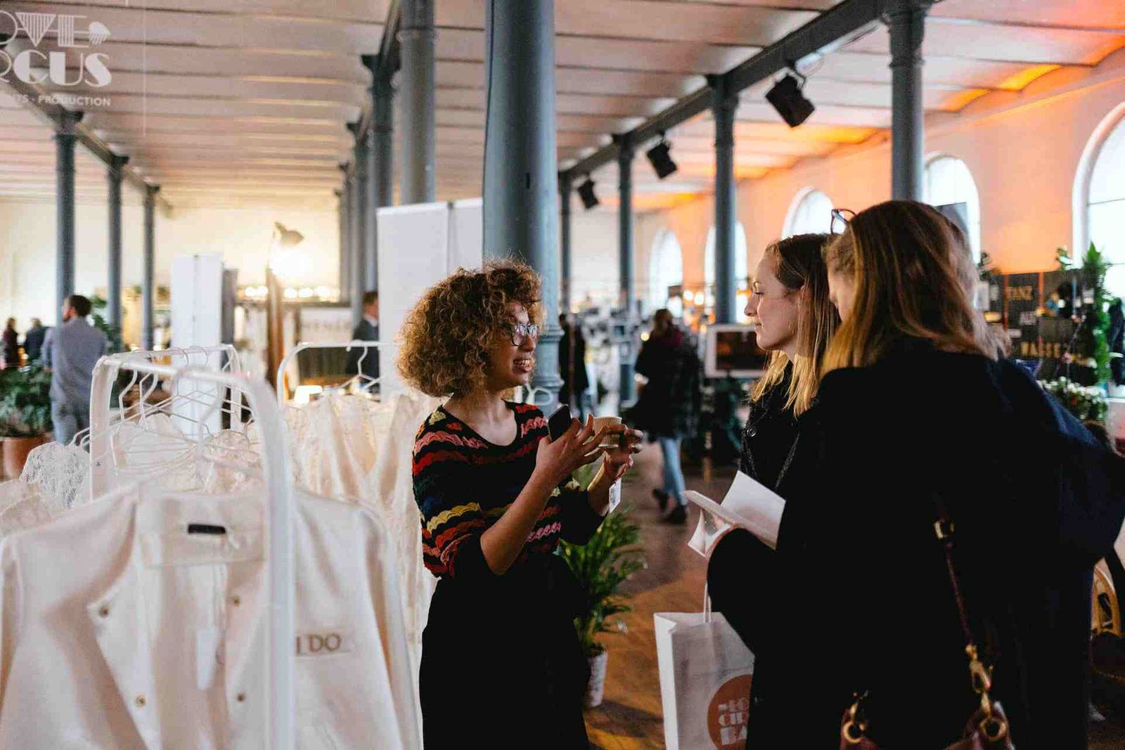 Love Circus Bash - Stilvolle Bar mit Projektionen im Hintergrund