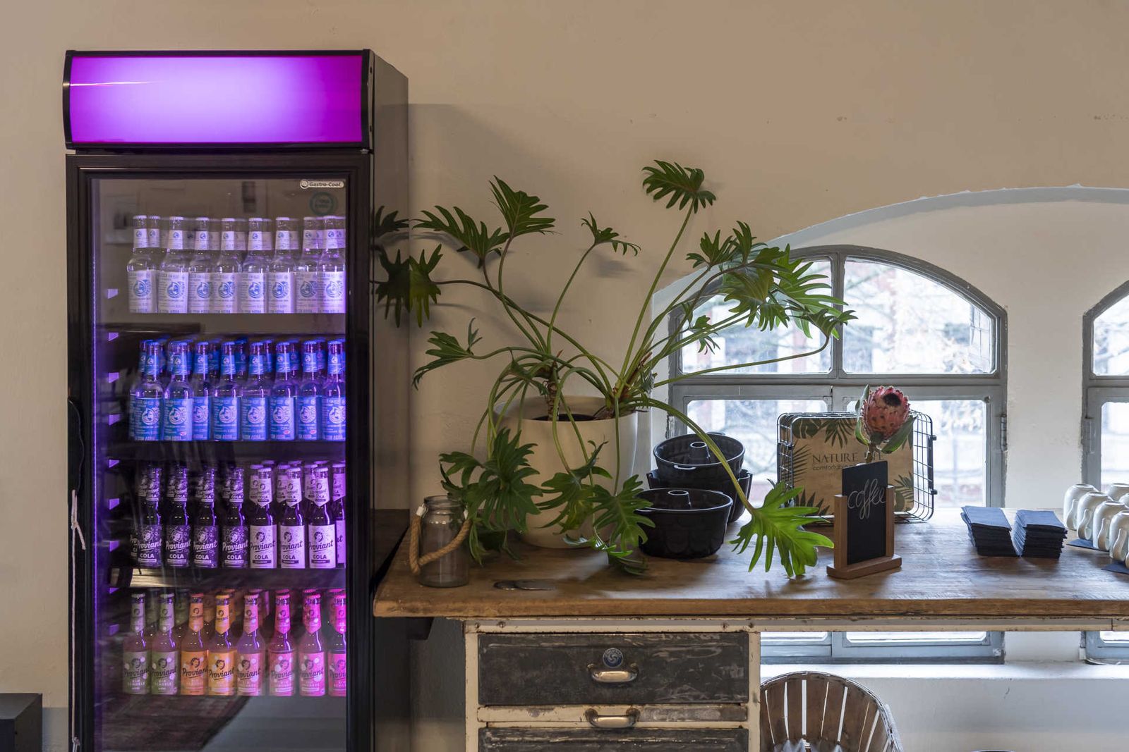 Kühlschrank bunt beleuchtet mit Softdrinks und vintage Küchenelement.
