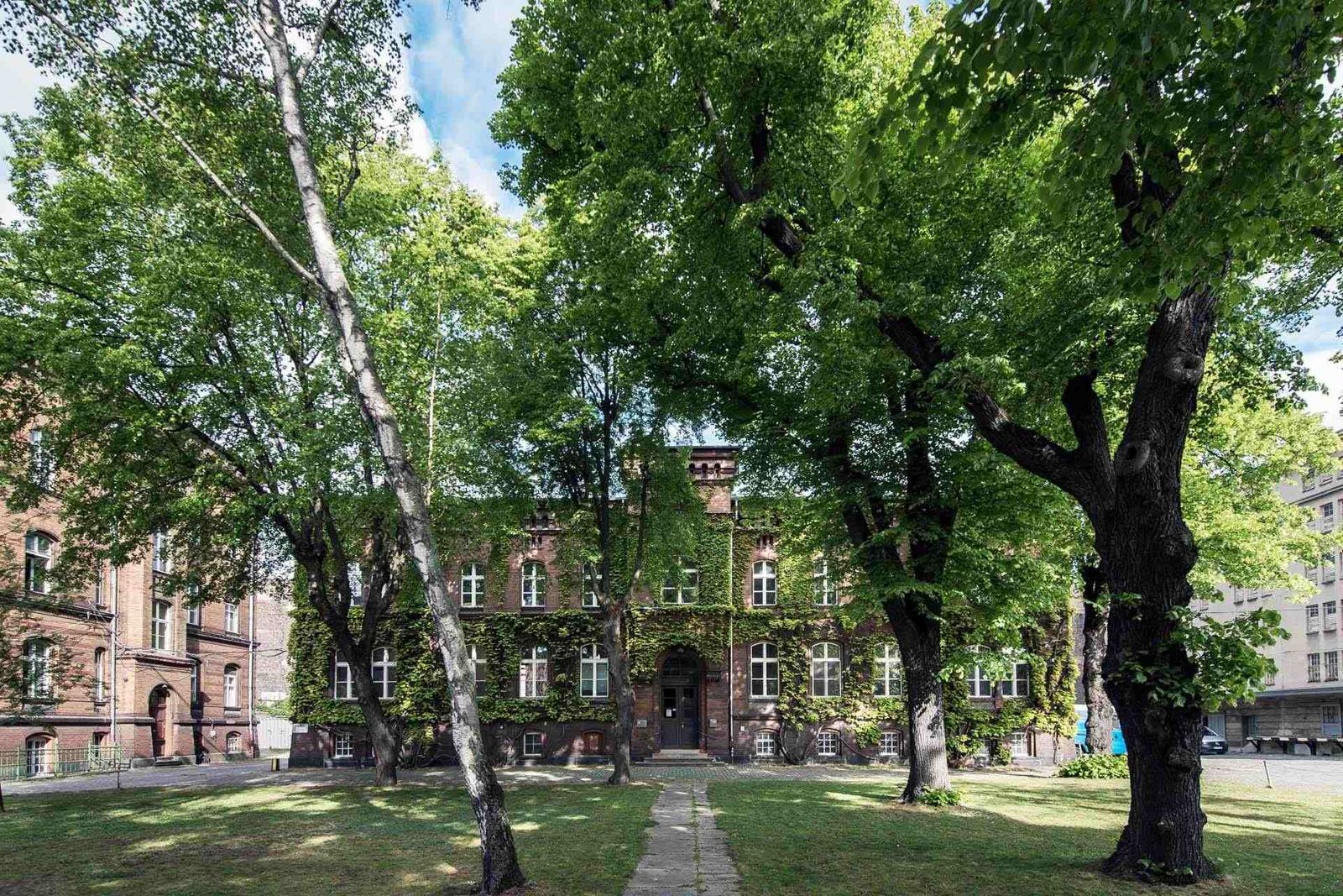Helmchen Evemt + Location Agentur Gebäude Außenansicht grüne Bäume, blauer Himmel