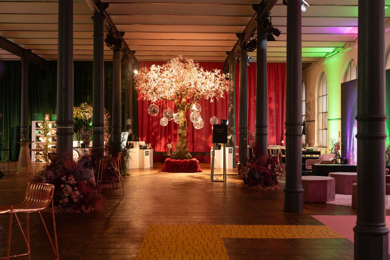 Illuminierter Kirschblütenbaum in der Eventlocation Berlin, Fotograf Silvio Pelegrin