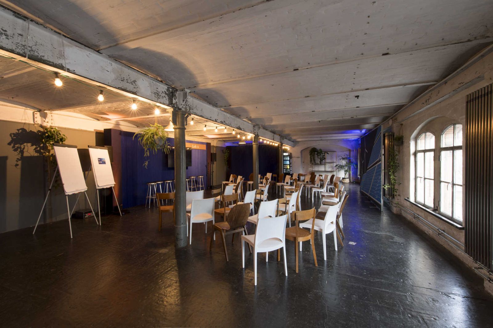Industrielles Loft mit Workshop Bestuhlung und Präsentations Equipment.