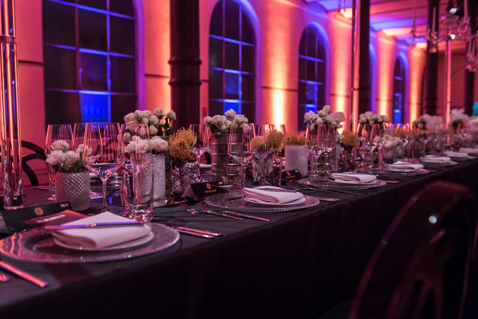 Festlich gedeckte Dinnertafel bei atmosphärischer Beleuchtung