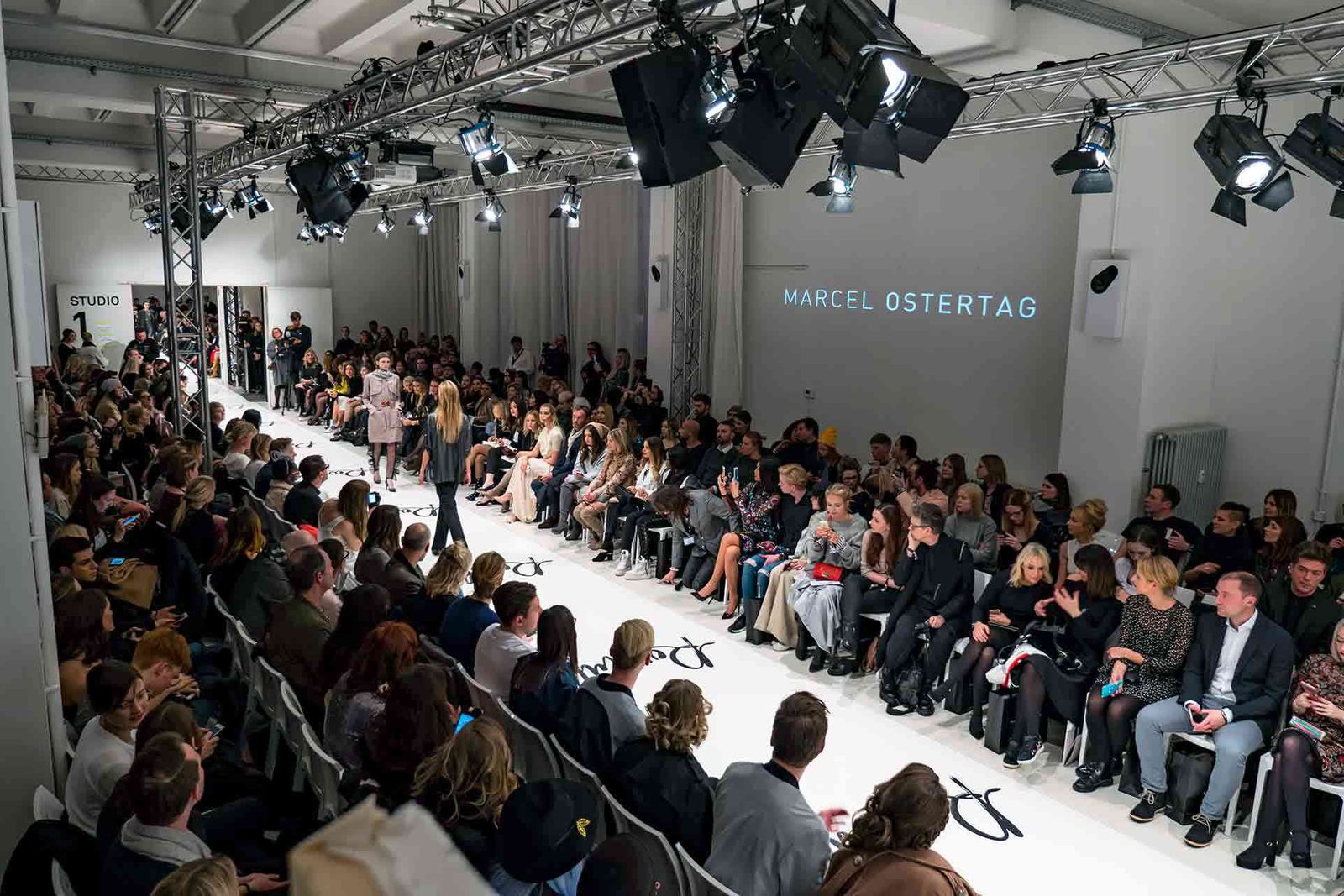 Helmchen Evemt + Location für Marcel Ostertag Fashionshow Catwalk und Zuschauer
