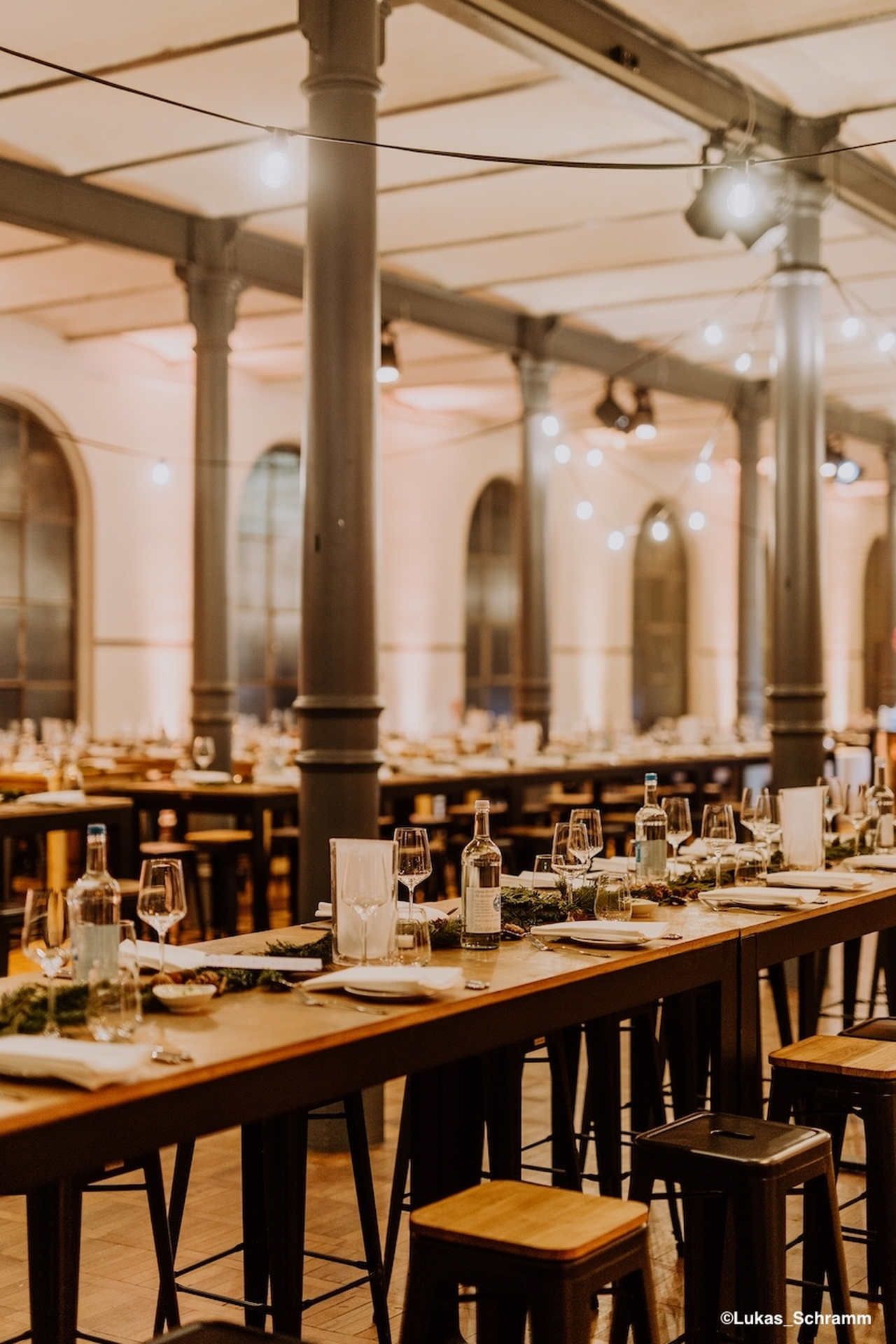 Weihnachtsfeier Location Berlin – lange festlich gedeckte Tafel im Saal der Heeresbäckerei