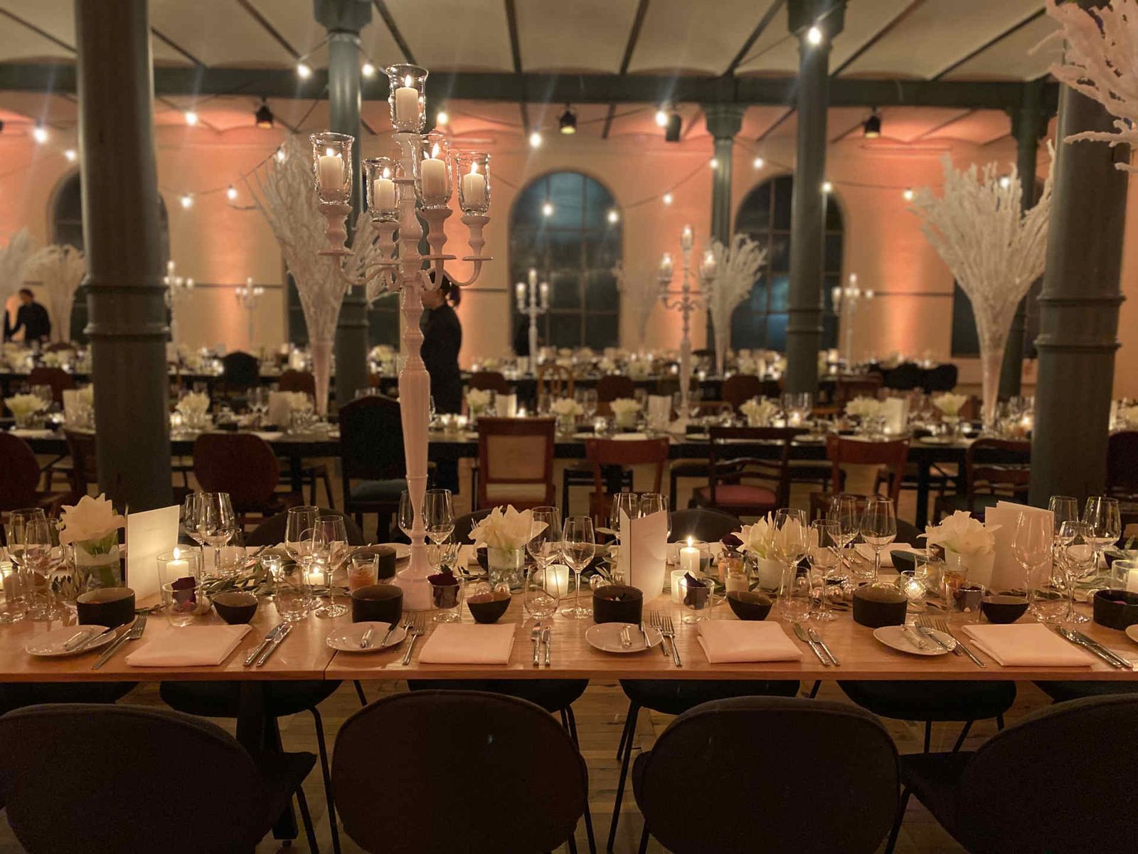 Saal mit vielen, üppig gedeckten Tafeln und festlicher Dekoration