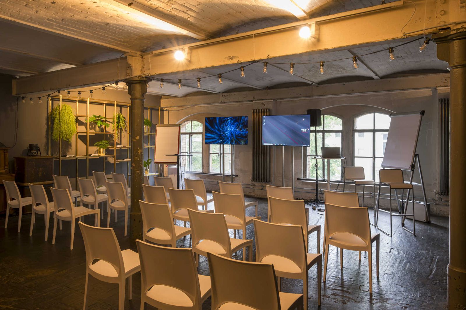 Industrielles Loft mit Workshop Bestuhlung und Präsentations Equipment.