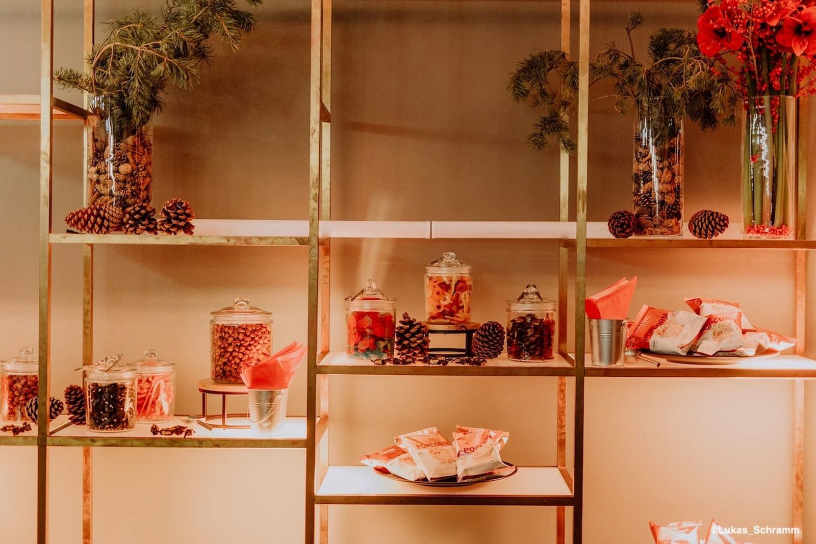 Weihnachtsfeier Location Berlin – winterliche Candy-Bar mit Süßigkeiten und Popcorn in der Heeresbäckerei