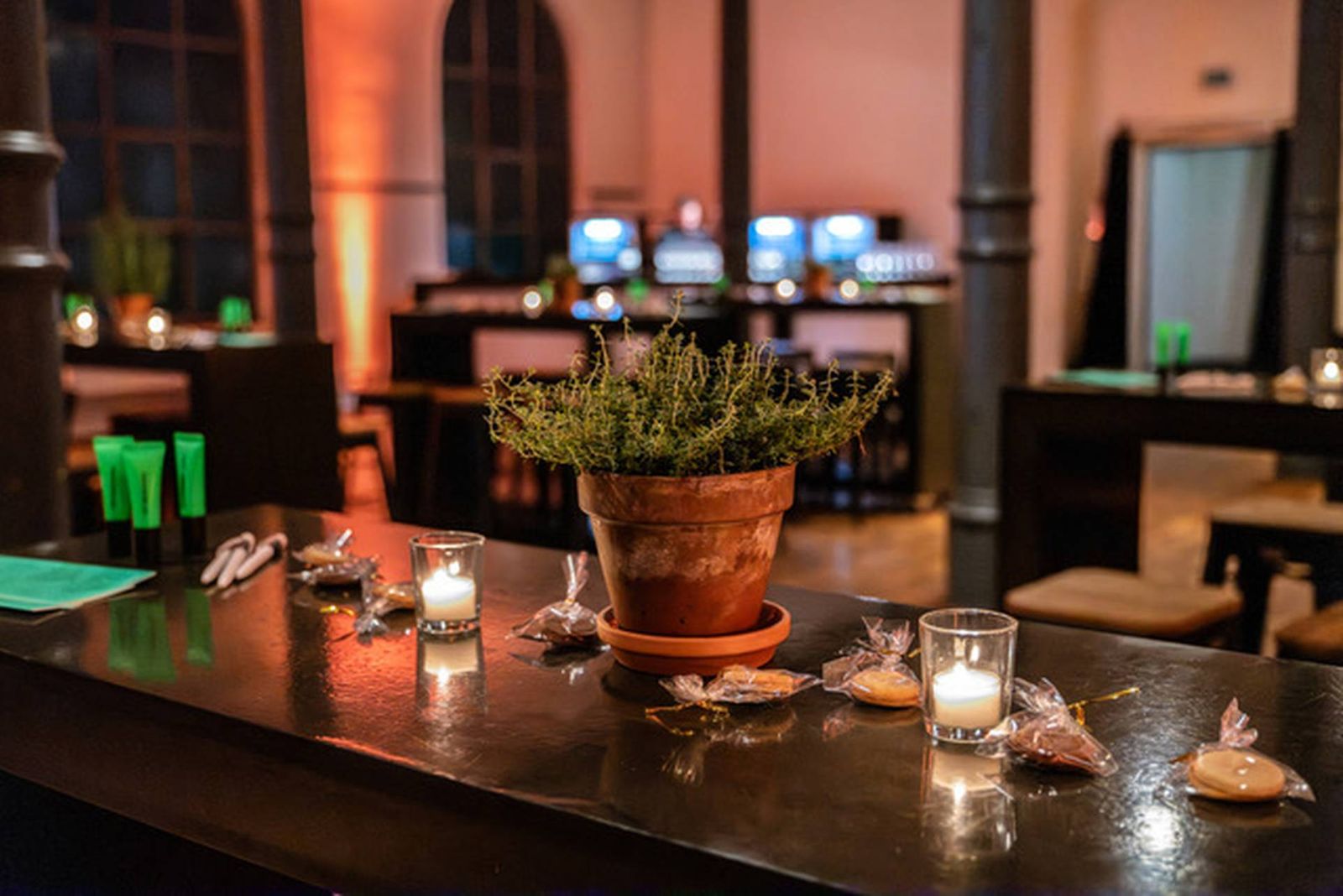 Firmenfeier Location Berlin: Teelichter auf Bar
