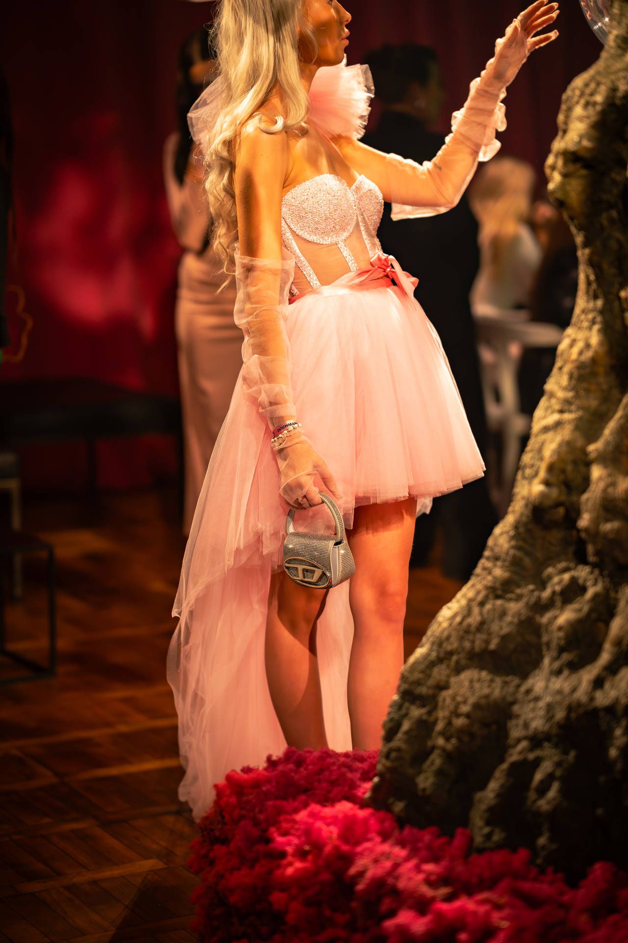 Fantasievolles Kostüm vor Baum, Eventlocation Berlin, Fotograf Silvio Pelegrin