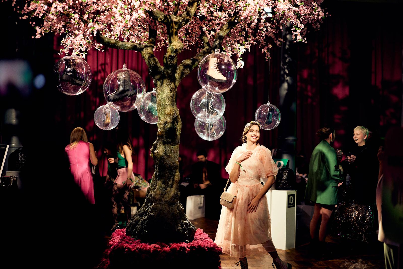 Schuh-Installation im Kirschbaum, Eventlocation Berlin