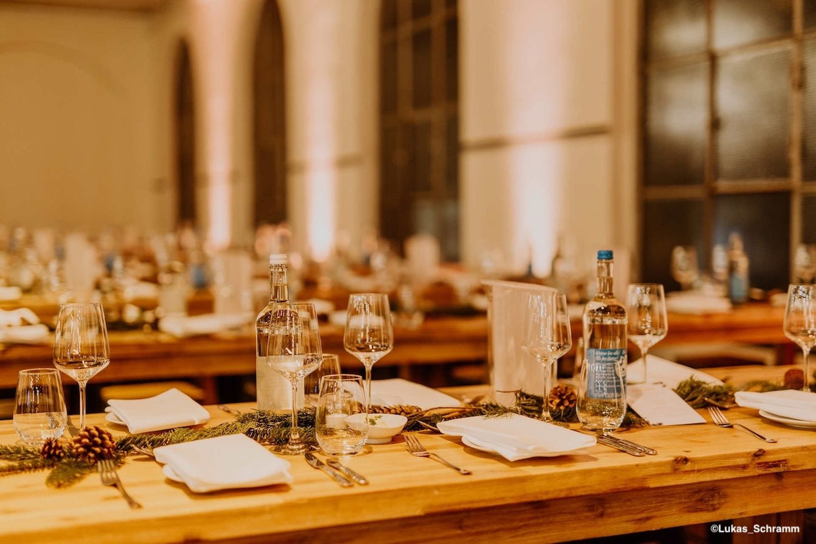 Weihnachtsfeier Location Berlin – gedeckte Festtafel mit Weingläsern in der Heeresbäckerei