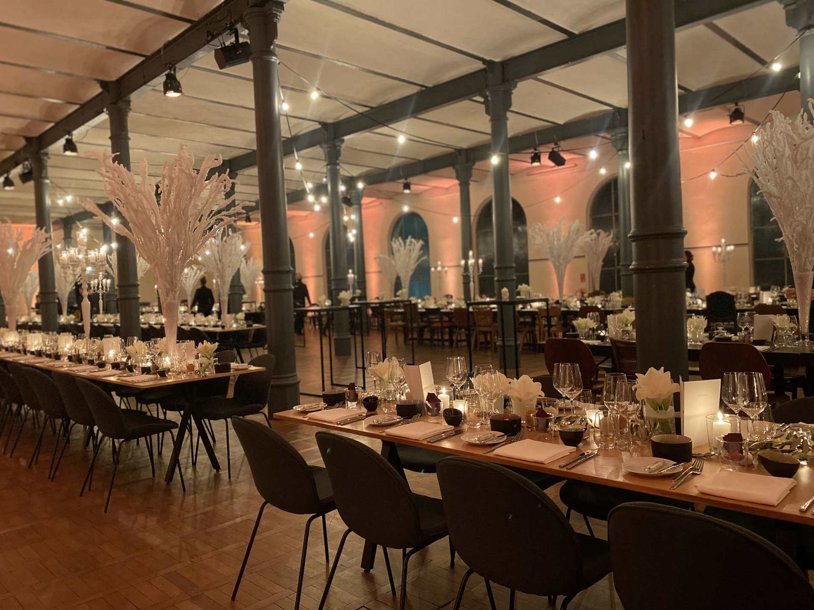 Weihnachtsfeier Location Berlin – festlich dekorierter Saal für ein Abendevent in der Heeresbäckerei
