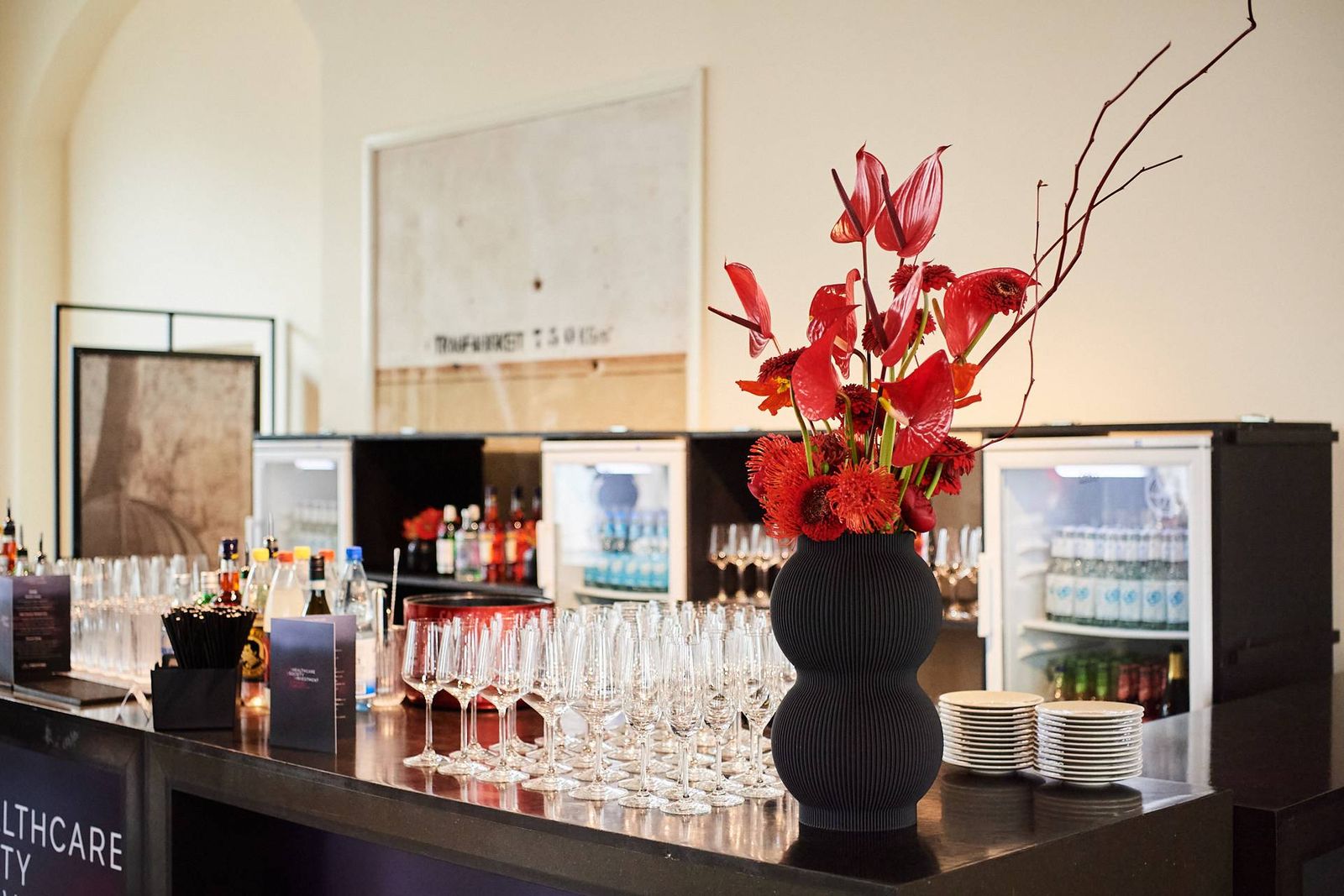 Firmenfeier Location Berlin: Barsetup mit roter Floristik