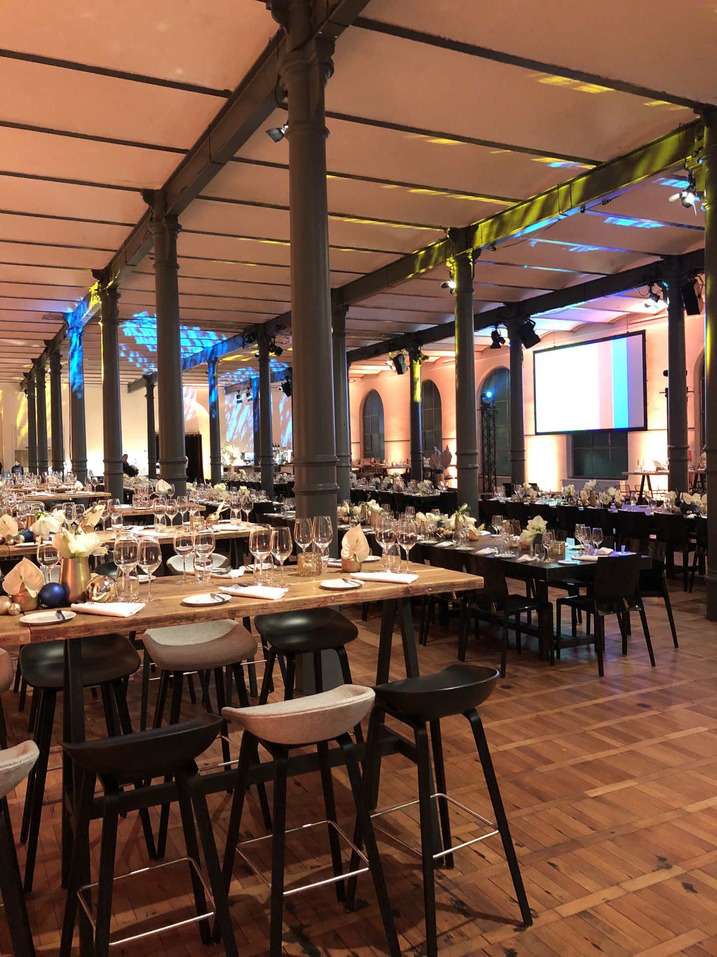 Weihnachtsfeier Location Berlin – Hochtische für ein Get-together im Magazin der Heeresbäckerei