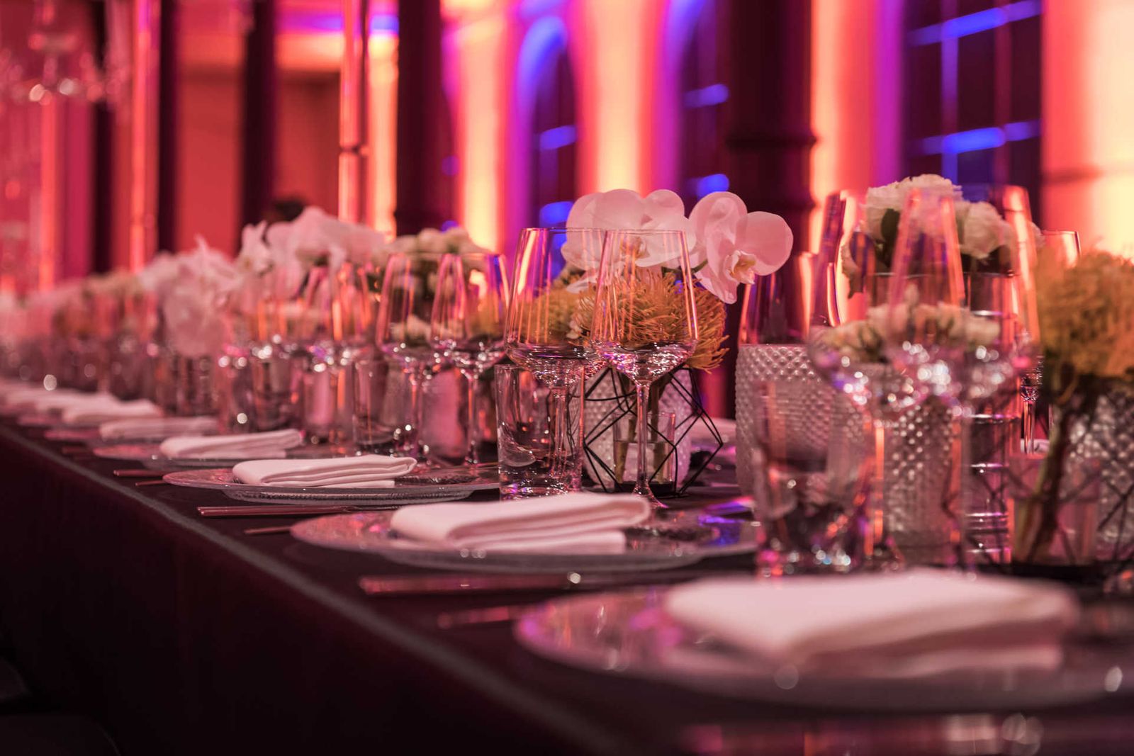 Festlich gedeckte Dinnertafel bei atmosphärischer Beleuchtung