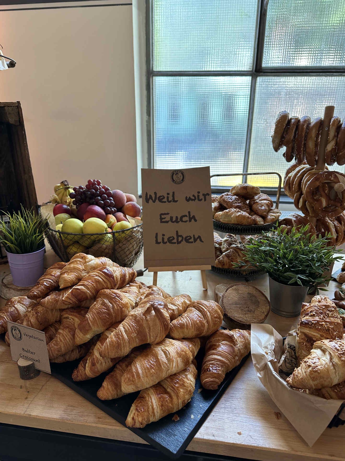 Buffet mit viel Gebäck und Obst üppig arrangiert