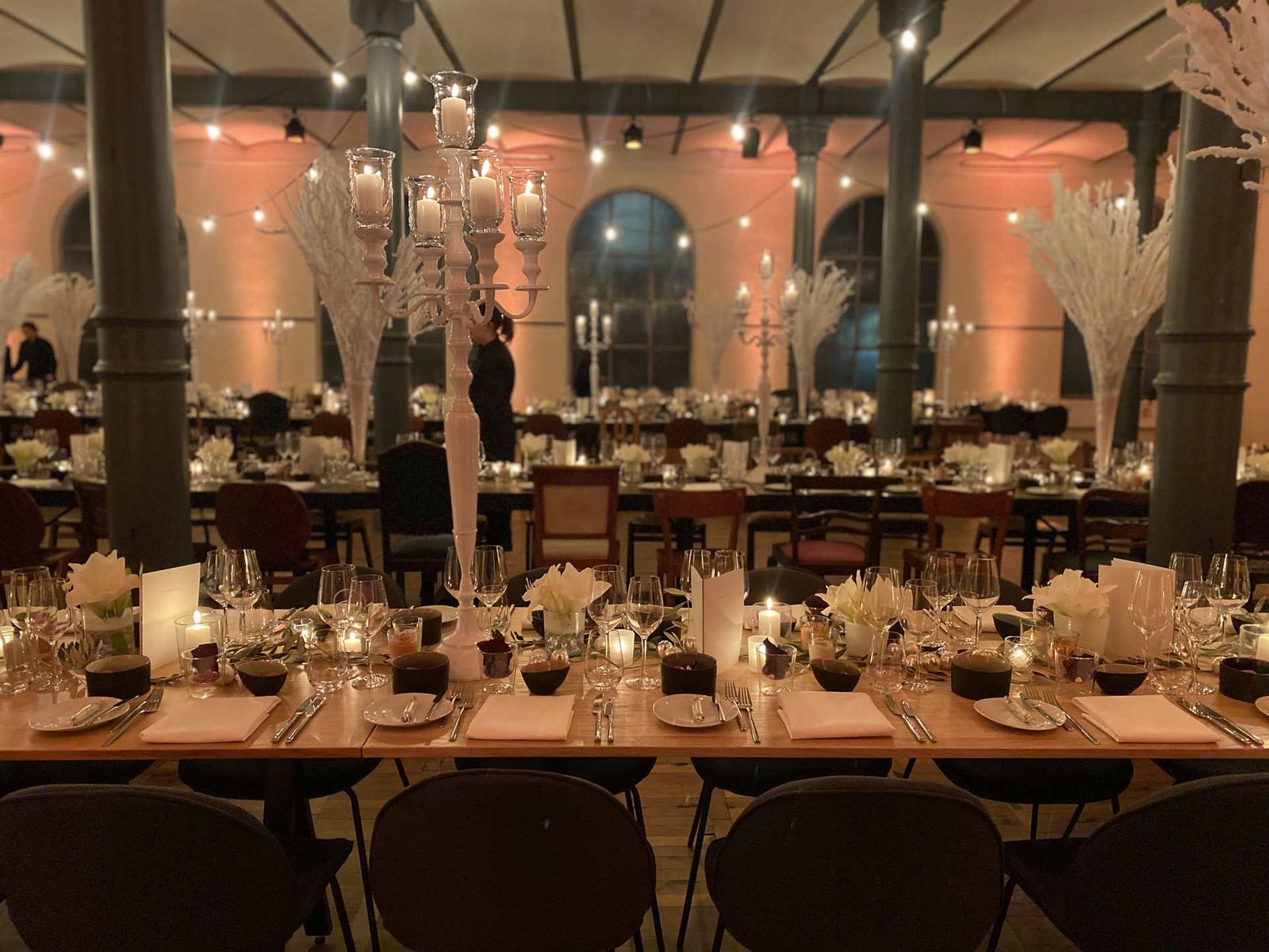 Weihnachtsfeier Location Berlin – festlich eingedeckter Saal für Gala-Dinner in der Heeresbäckerei