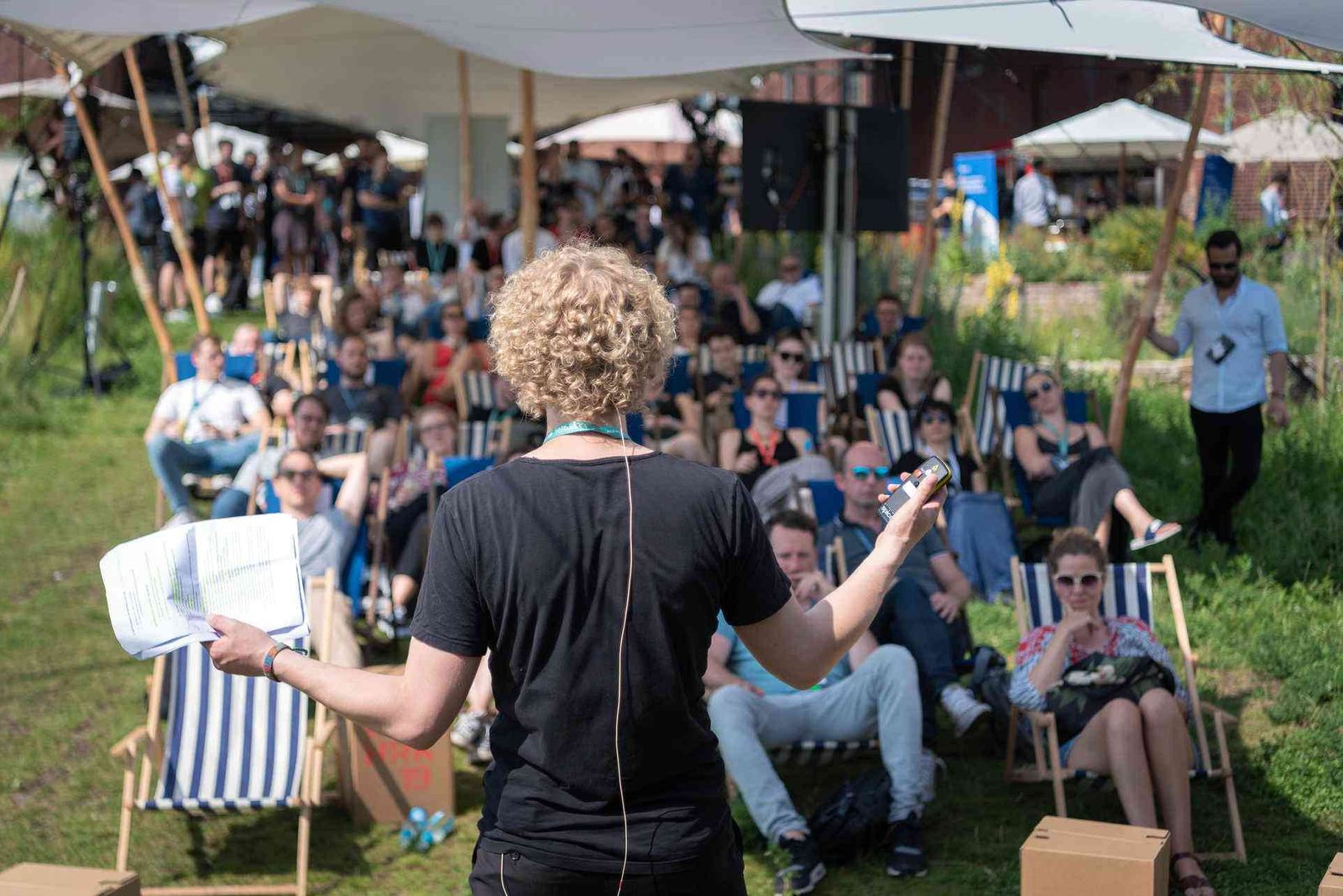 Helmchen Evemt + Location Rednerin vor Publikum