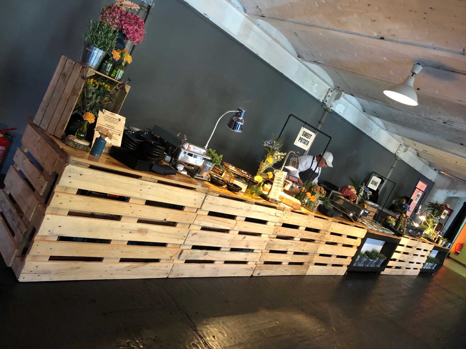 Lange Catering Buffetstationen aus Paletten.