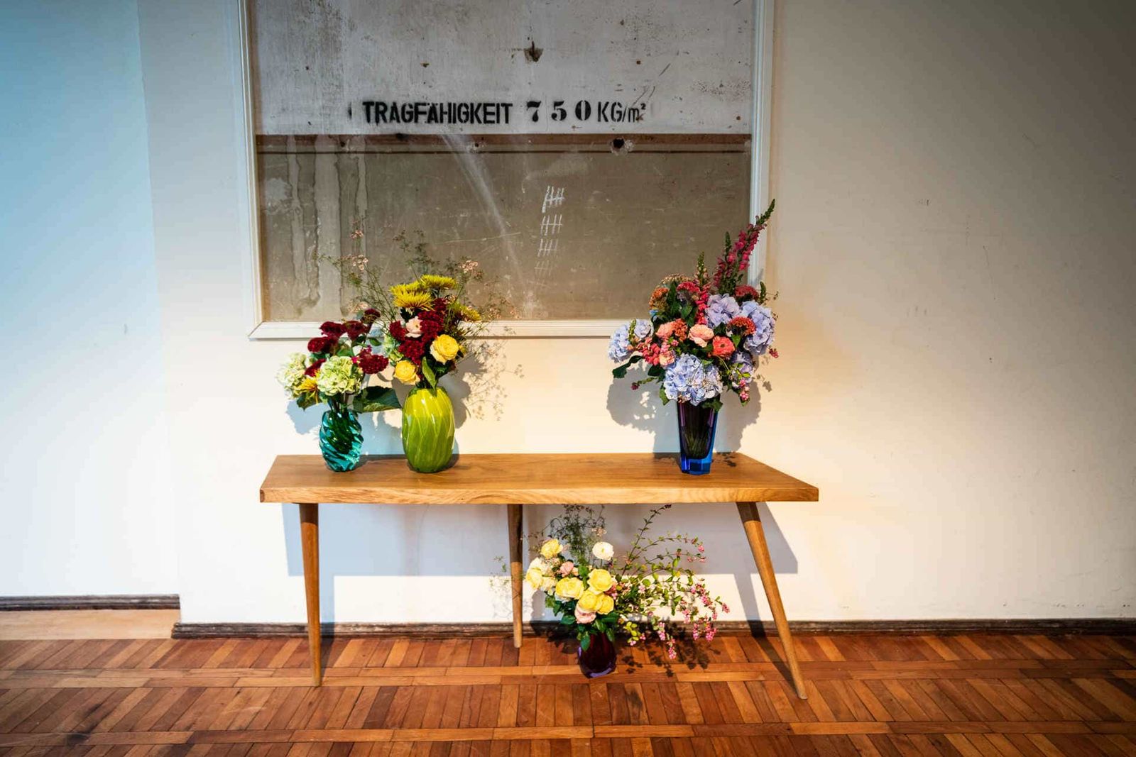 Blumendeko vor alter Wand