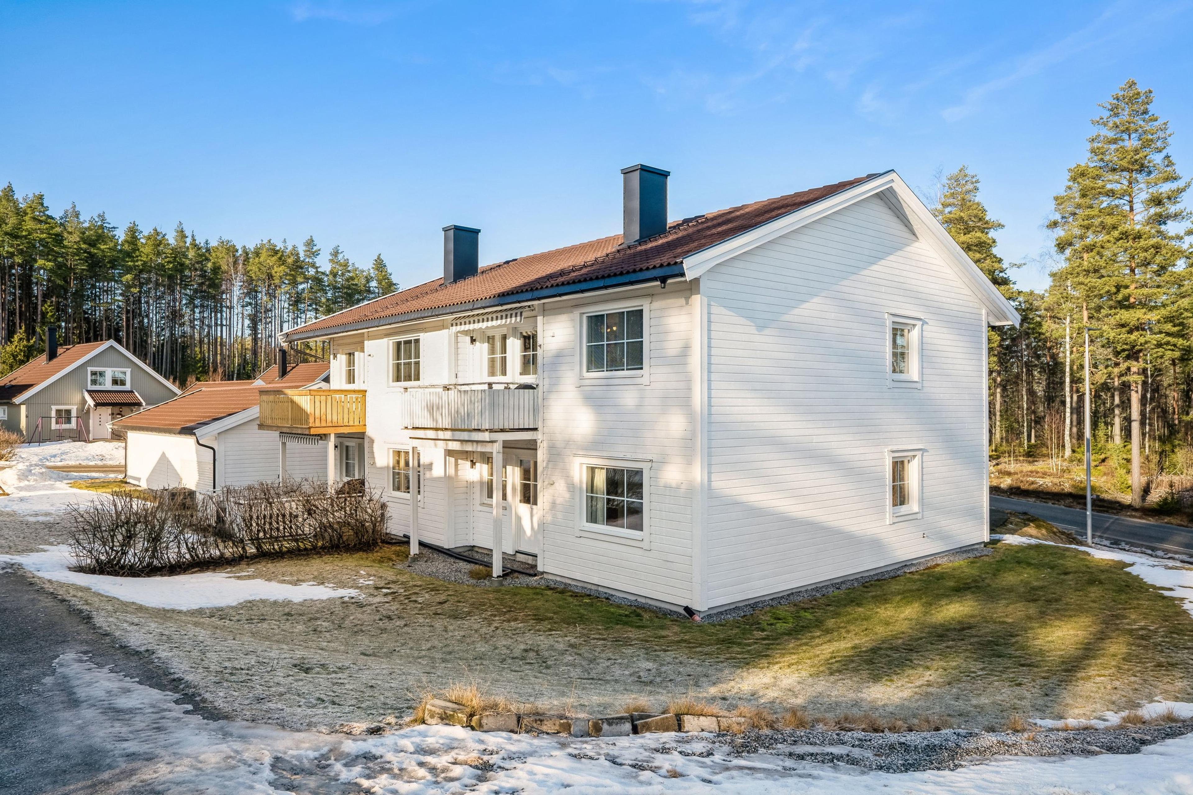 Lys og moderne bolig i Indre Østfold solgt over prisantydning uten megler.