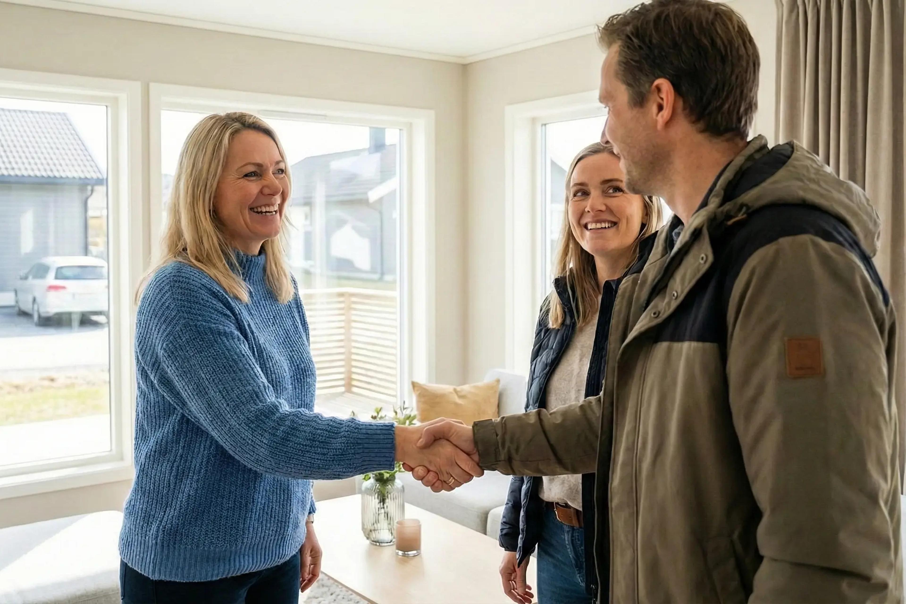 Person som står på visning og viser frem bolig til potensielle kjøpere