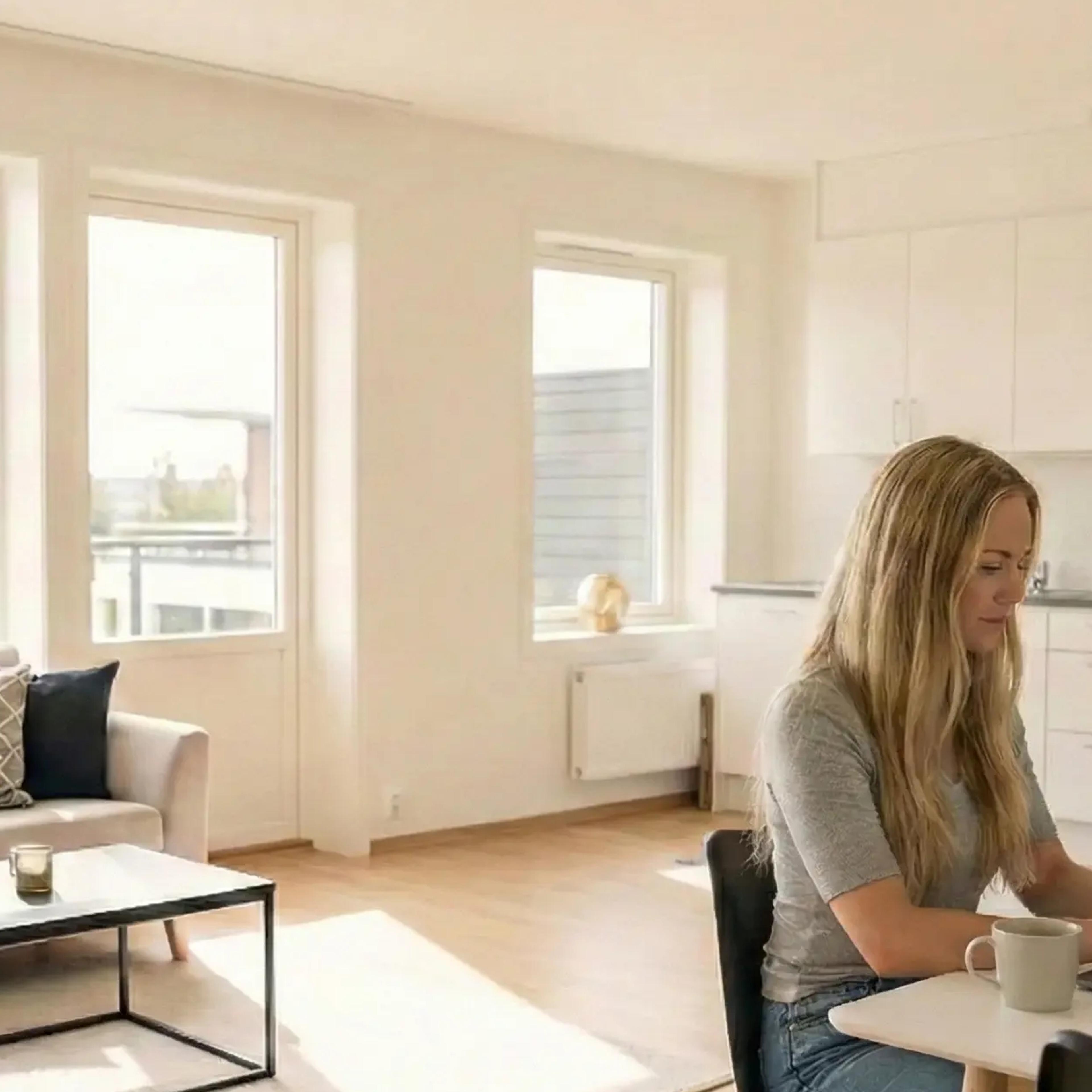 Person som skriver boligannonse på laptop - tips og råd