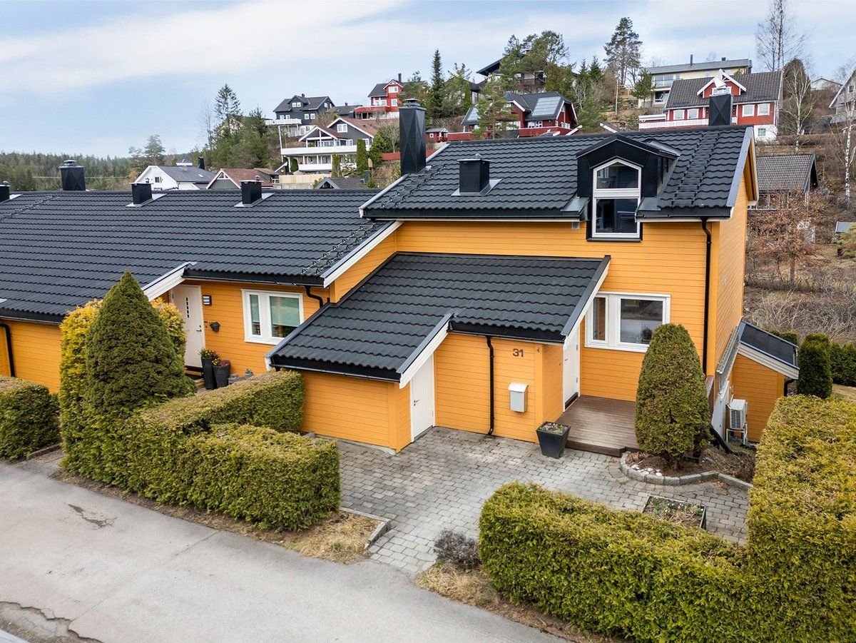 Tok styringen selv: Etter åtte måneder uten napp med megler, tok Bjørn og Norun saken i egne hender. Med laptopen i fanget og Proprs system i ryggen, sparte de 100 000 kroner og solgte langt over prisantydning.