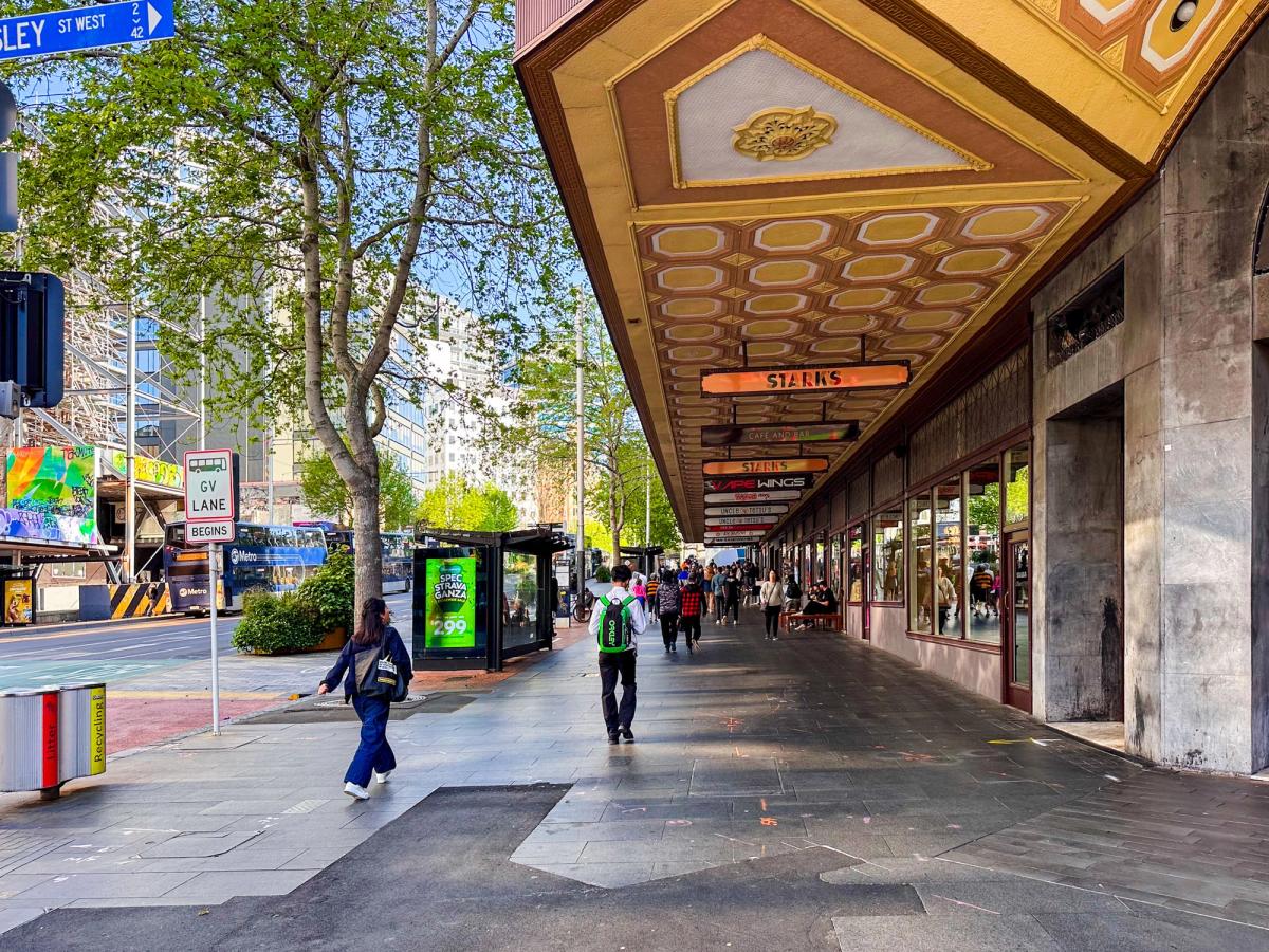 Queen Street in central Auckland โ virtually every business accepts contactless payments, making NZ one of the world's most cashless societies
