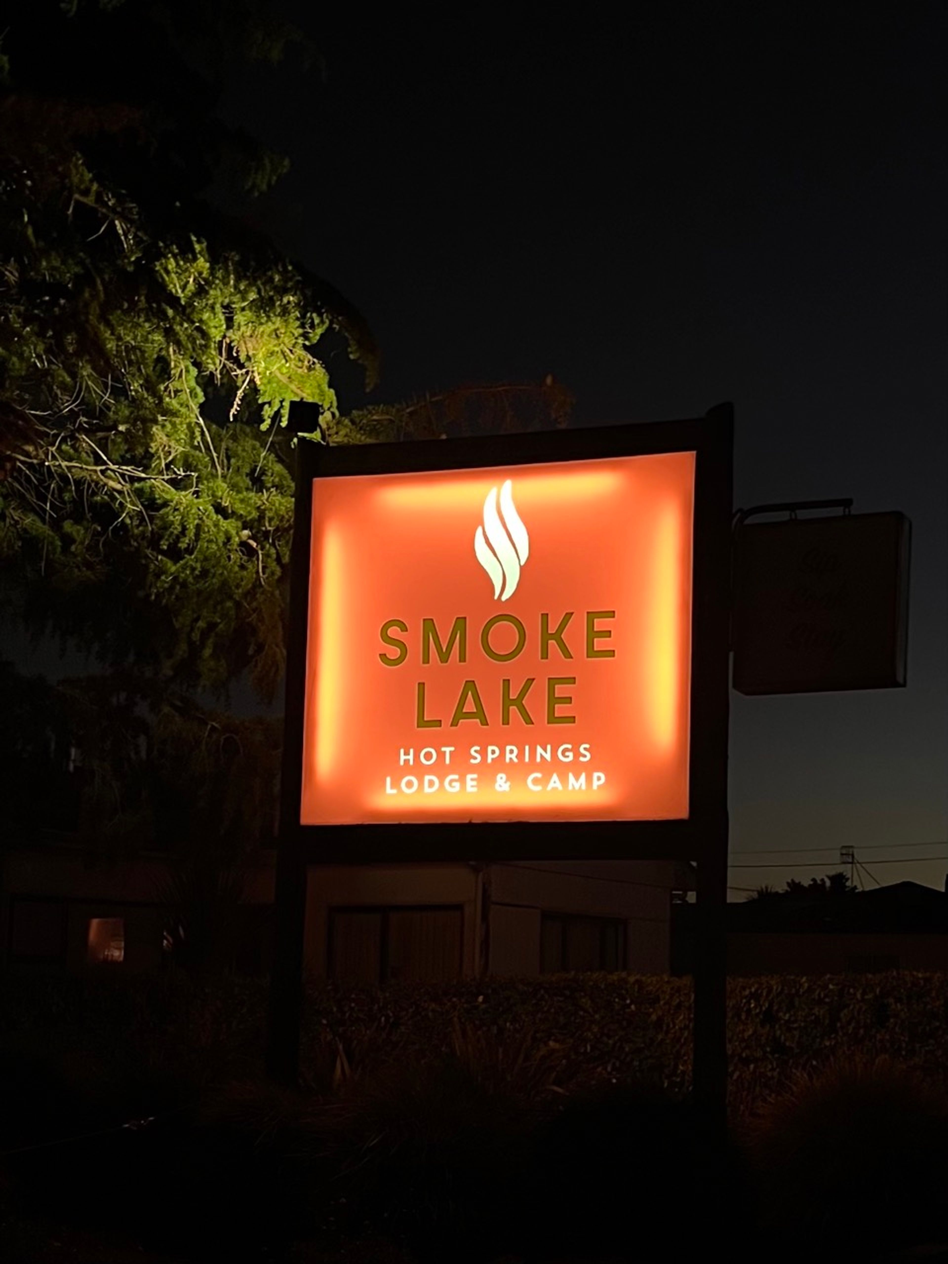 Smoke Lake Hot Springs Lodge & Camp