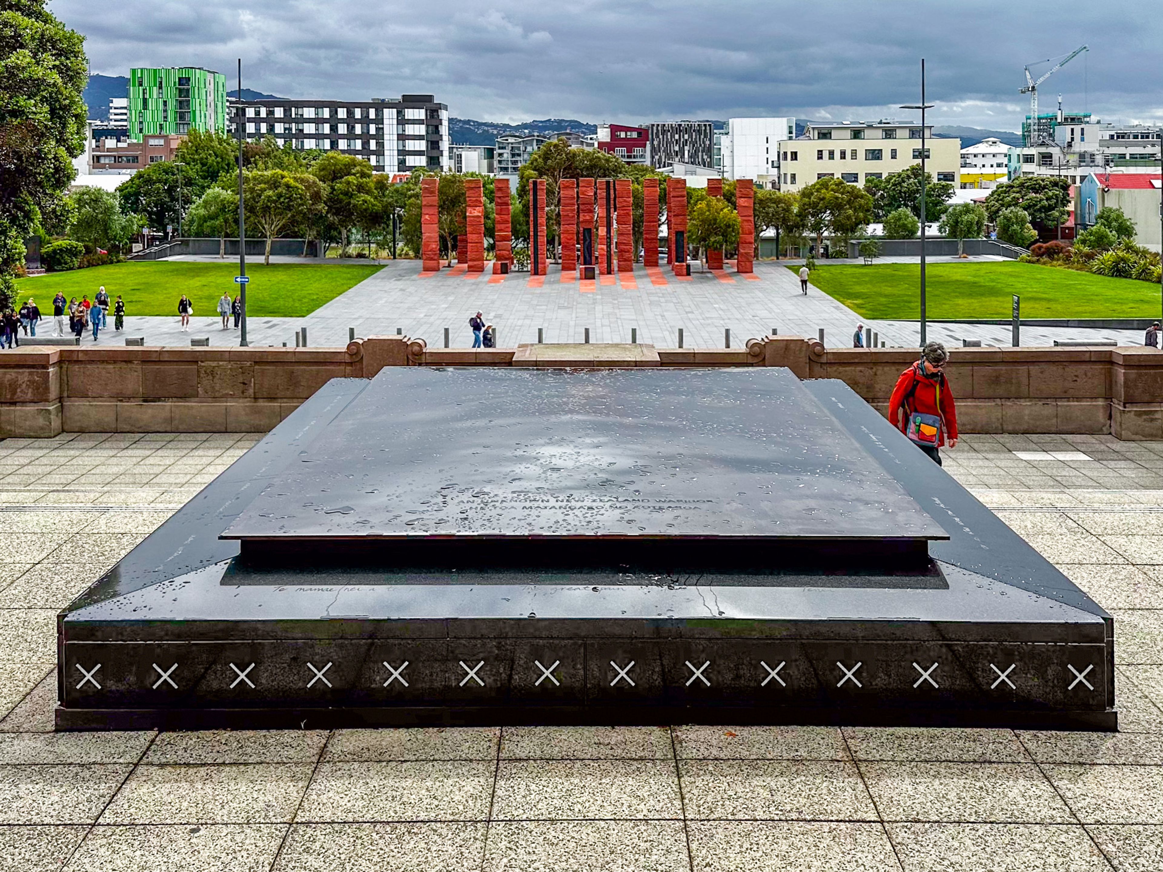 Looking over the tomb of the inkown soldier to the Australian memorial